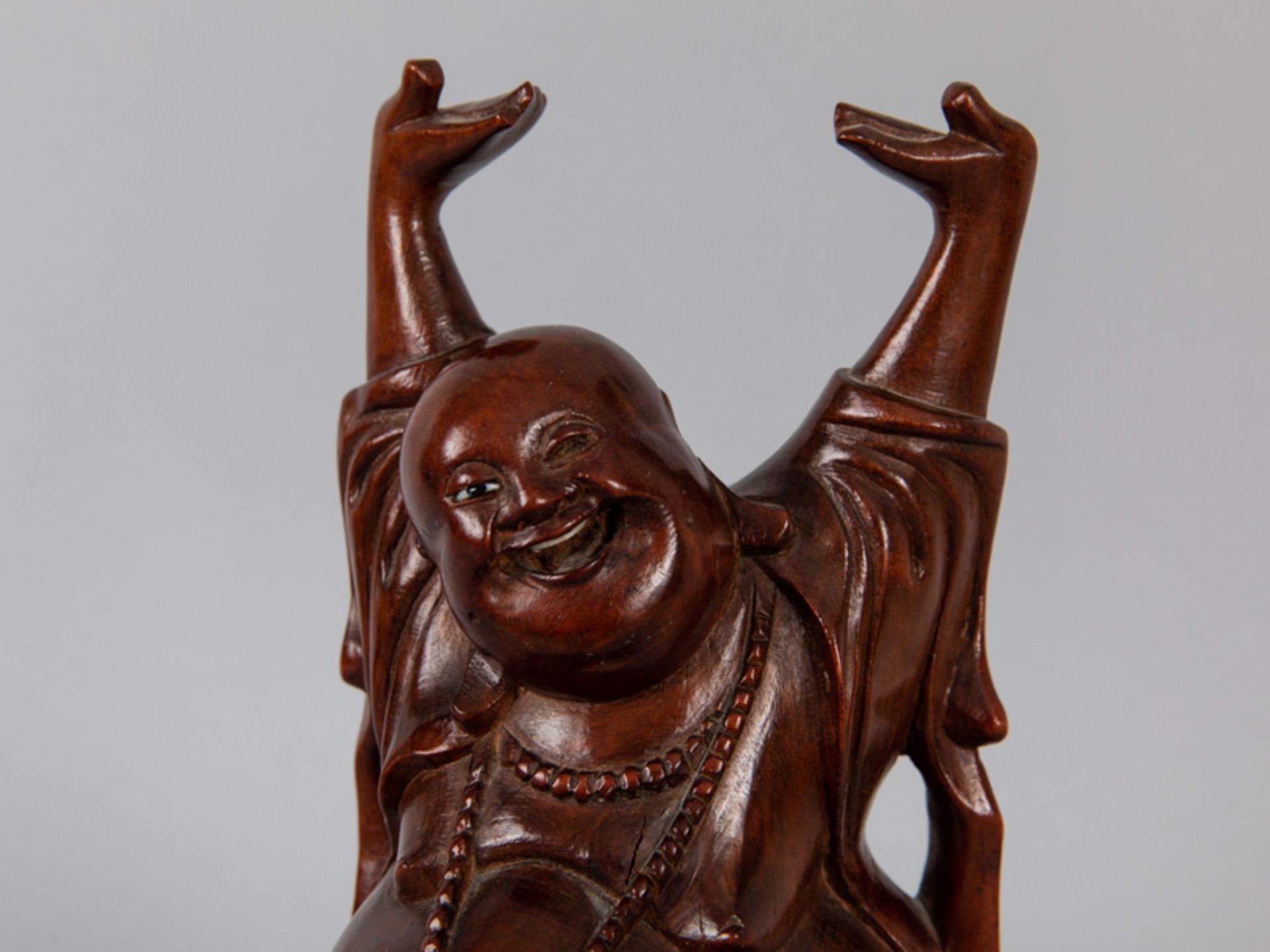 Holzplastik "Hotei"; China; 20. Jh.Holz; geschnitzt; dunkelbraun und braunrotfarbig gebeizt; - Image 3 of 7