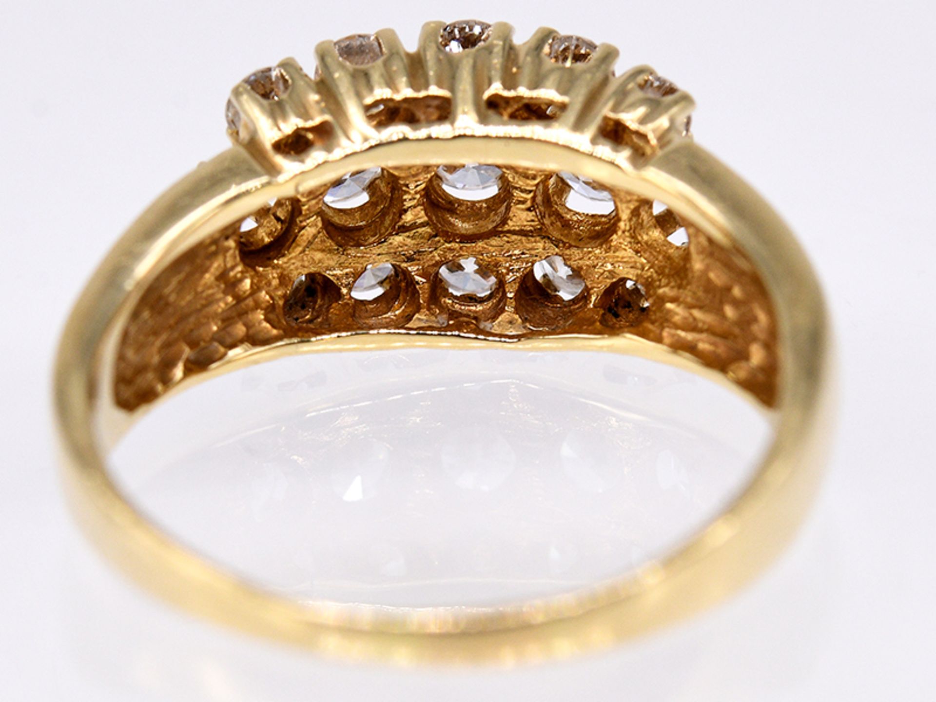 Ring mit 15 Brillanten; zus. ca. 0;9 ct; 80- er Jahre.585/- Gelbgold. Gesamtgewicht ca. 5;5 g. - Image 5 of 5