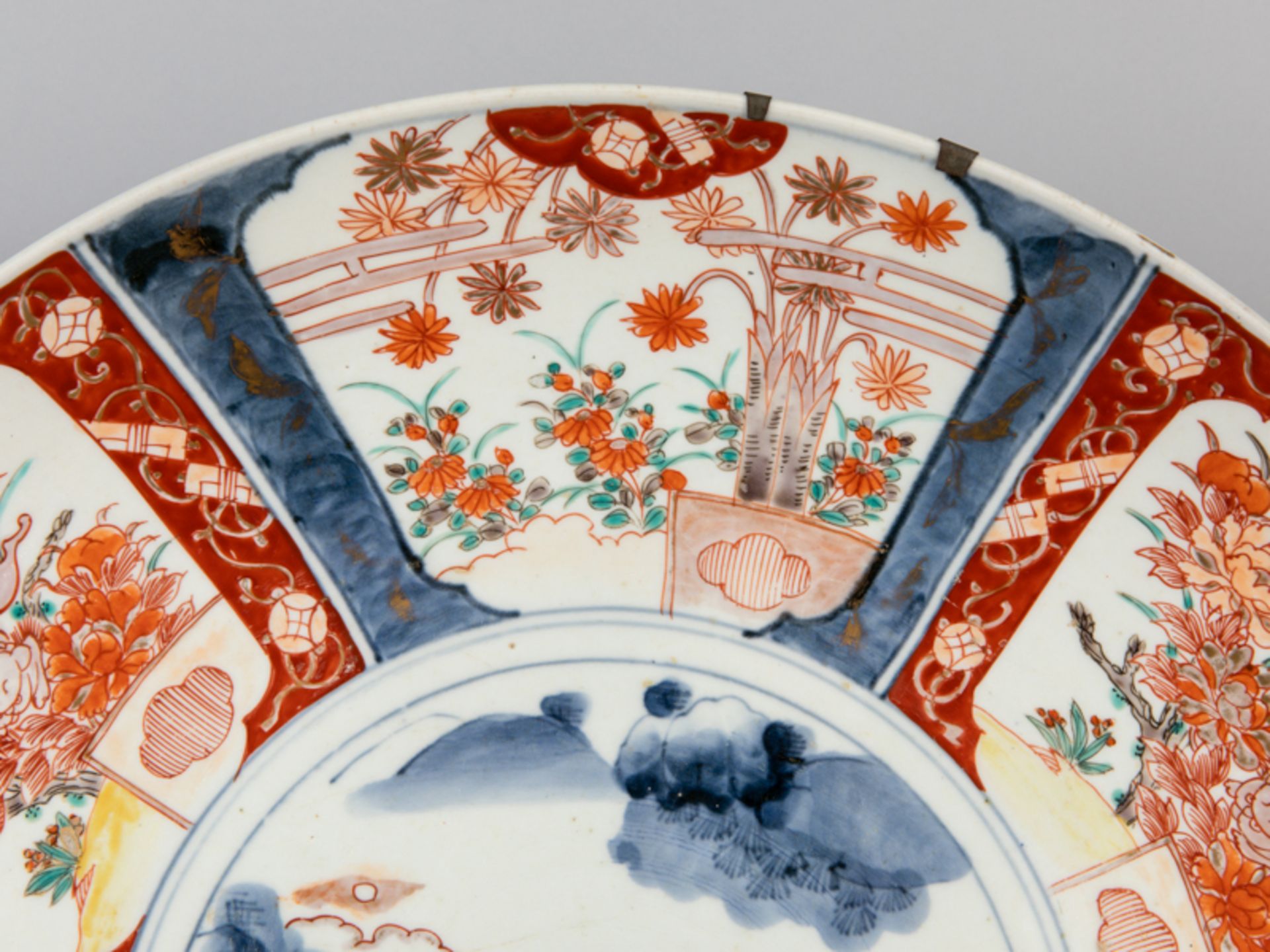 Großer Teller mit Imari-Dekor; wohl China; um 1900.Porzellan mit unter Glasur kobaltblauer - Image 3 of 5