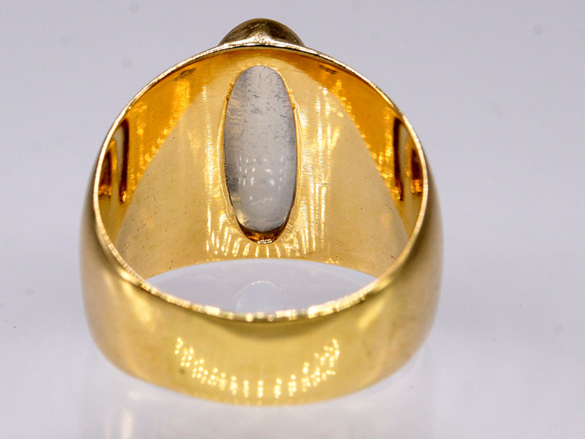 Bandring mit Mondstein-Cabochon; 80-er Jahre.585/- Gelbgold. Gesamtgewicht ca. 6;8 g. Breite - Image 3 of 4