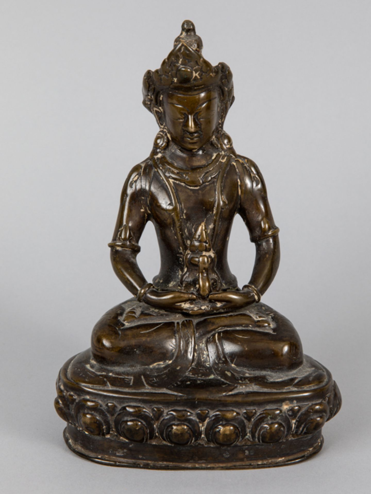 Kleine Plastik des Buddha Dhyana; wohl Tibetochinesisch; 19./20. Jh.Bronze; patiniert; auf