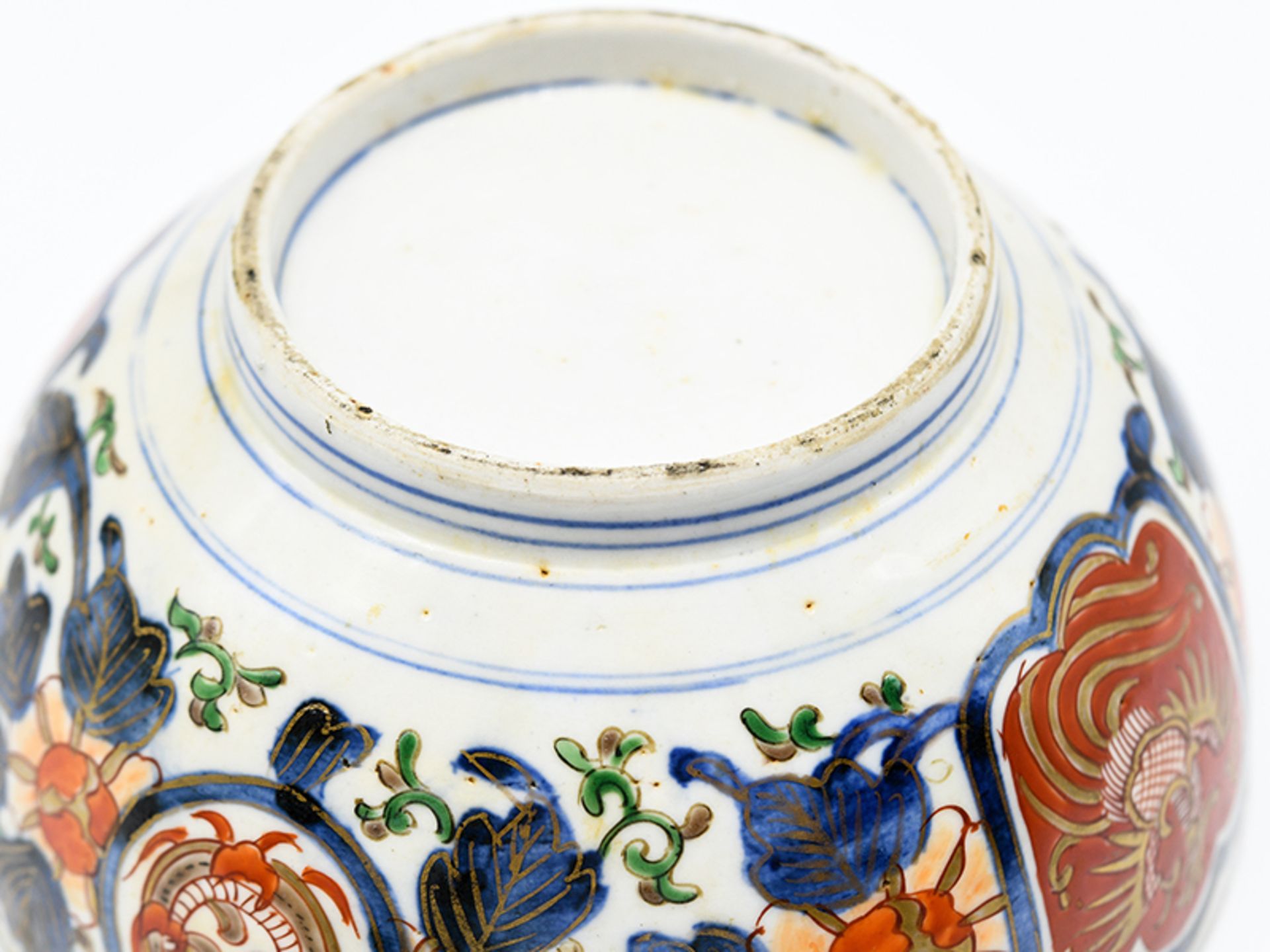 Kumme mit Imari-Dekor; China; wohl 19. Jh.Porzellan mit unter Glasur blauer sowie eisenroter und - Image 6 of 6