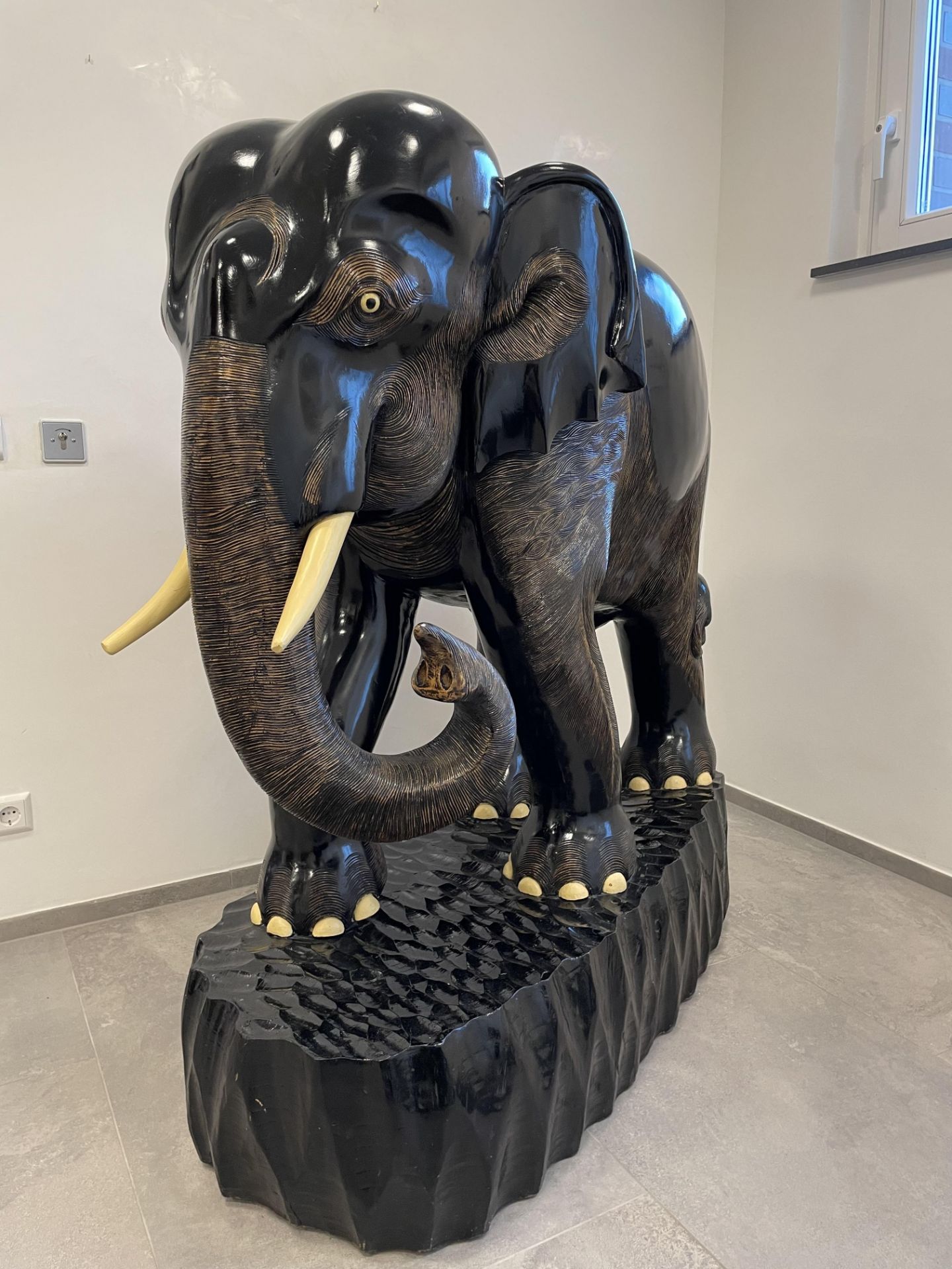Großplastik "Elefant"; Südostasien; 20. Jh.<br><br>Massivholz; geschnitzt und mit schwarzer Lackober