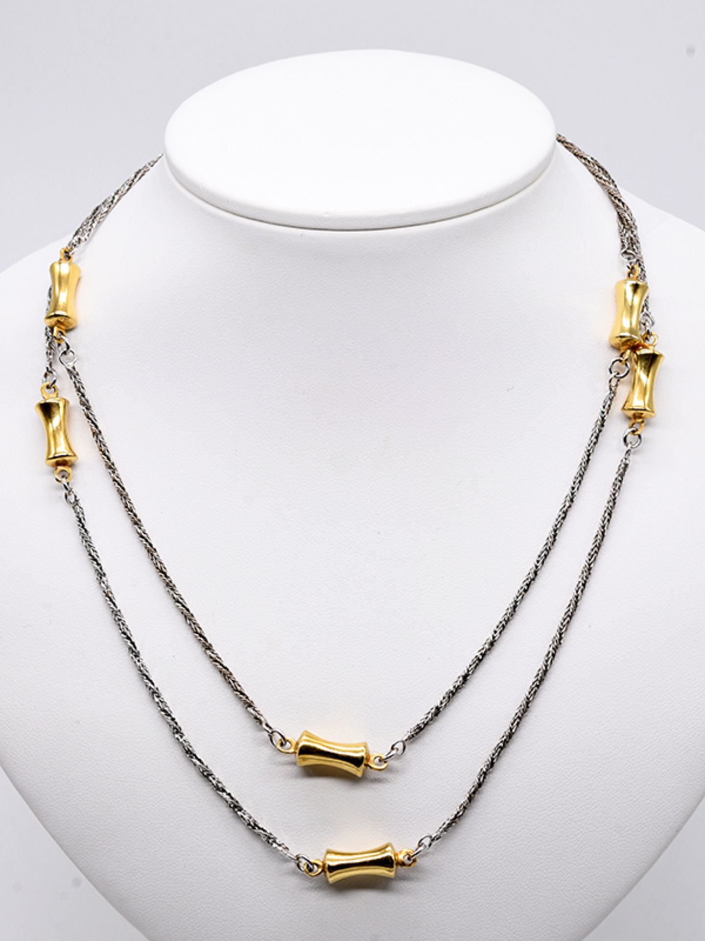 Langes Collier in Bicolor. 70- er Jahre.585/-Gelb- und Weißgold. Gesamtgewicht ca. 20;3 g.