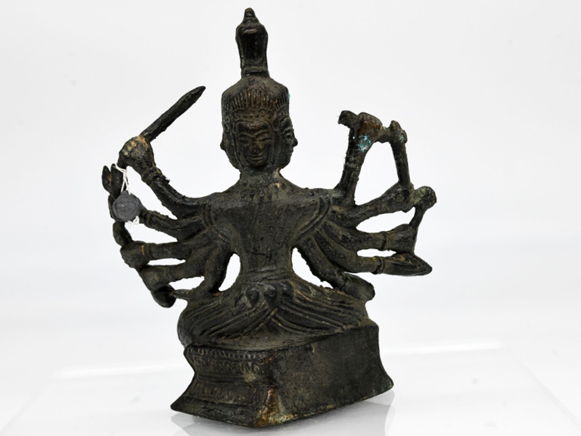 Vierköpfige Tara-Plastik; vermutlich Tibet/Nepal; wohl 18./19. Jh.Bronze; dunkel patiniert; auf - Image 3 of 11