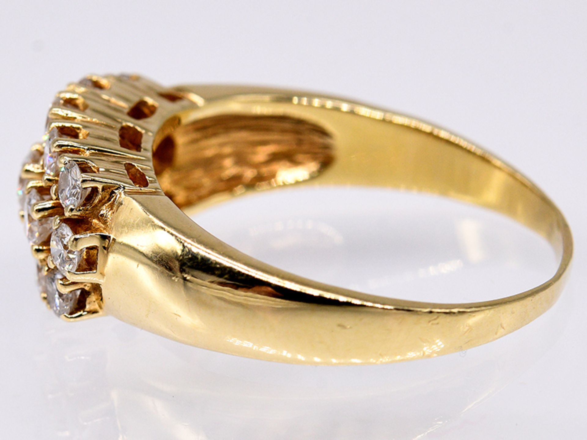 Ring mit 15 Brillanten; zus. ca. 0;9 ct; 80- er Jahre.585/- Gelbgold. Gesamtgewicht ca. 5;5 g. - Image 4 of 5