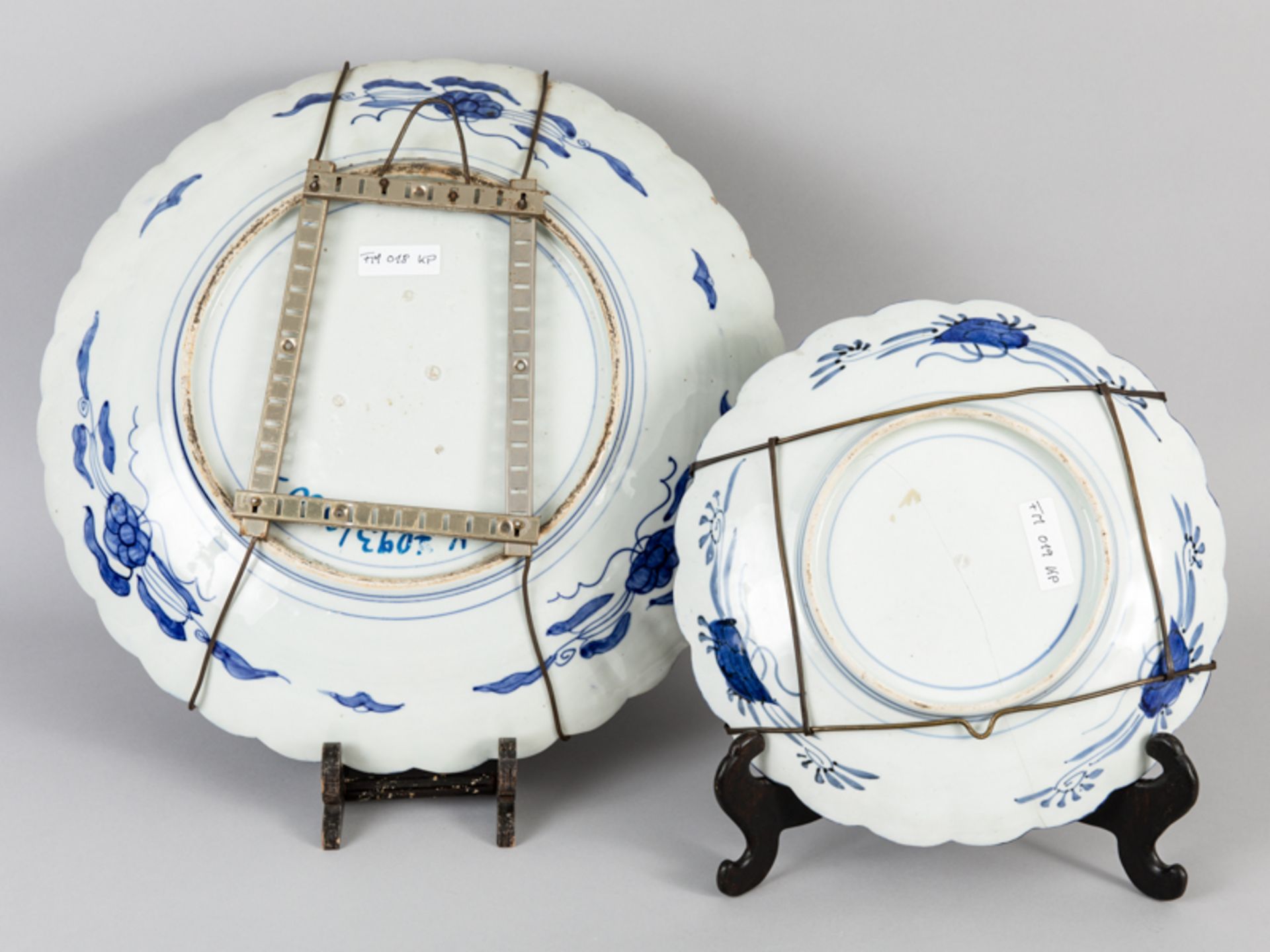Großer und kleinerer Teller mit Imari-Dekoren; Japan; 19. Jh.Porzellan mit unter Glasur kobaltblauem - Image 4 of 6