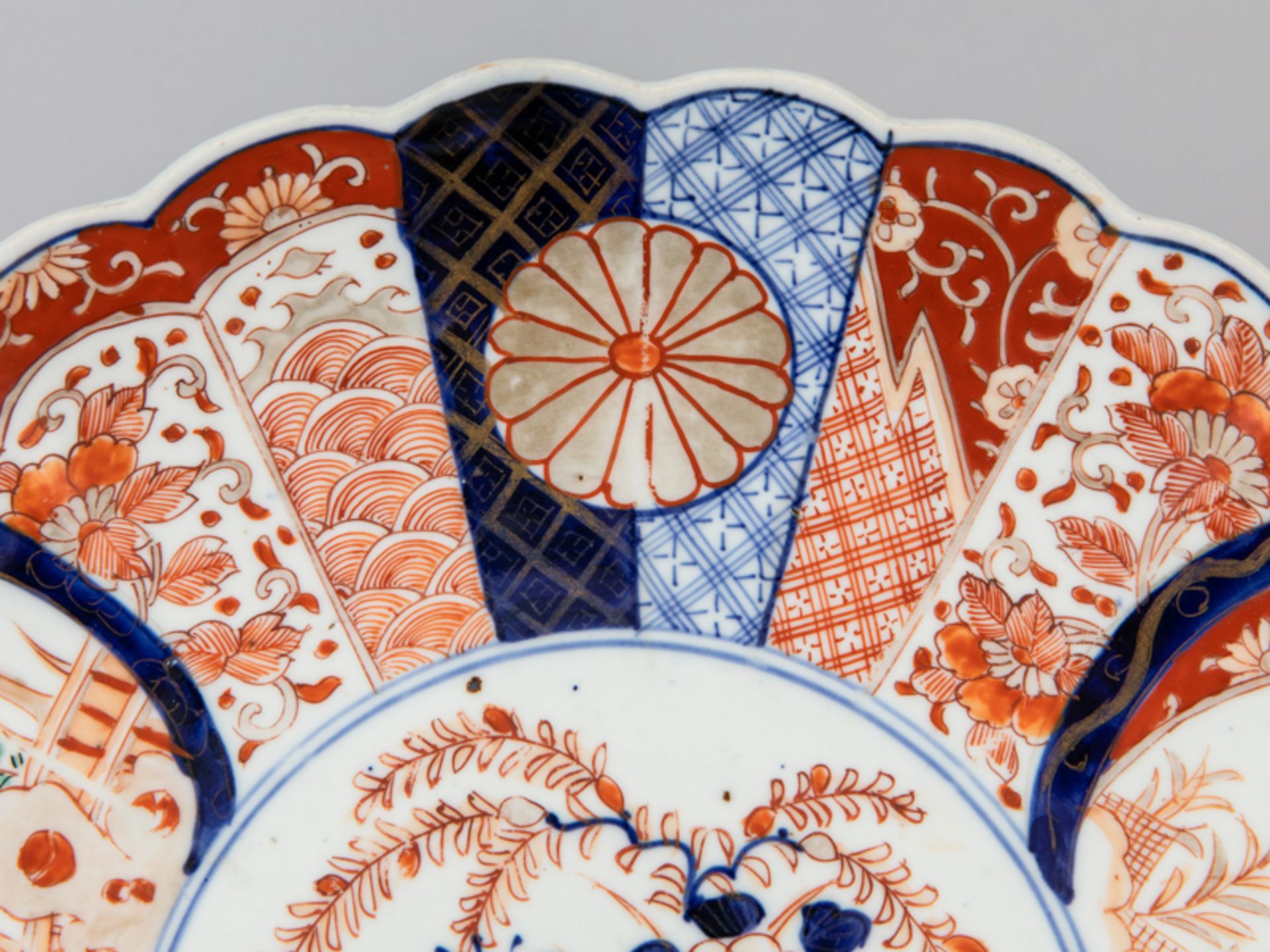 Großer Imari-Teller; China; Ende 19. Jh.<br><br>Porzellan mit unter Glasur blauem sowie eisenrotem u - Bild 3 aus 5