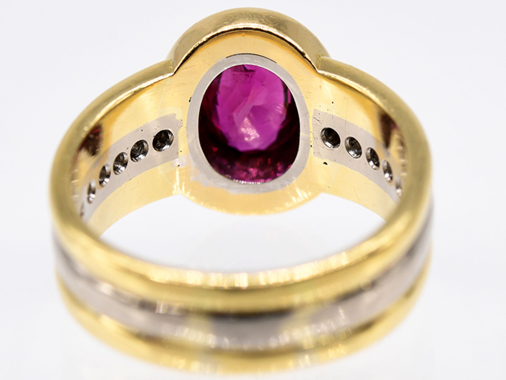 Ring mit sehr hochwertigem Rubin ca. 1;1 ct und 10 Brillanten; zus. ca. 0;16 ct; 90- er Jahre. - Image 6 of 6