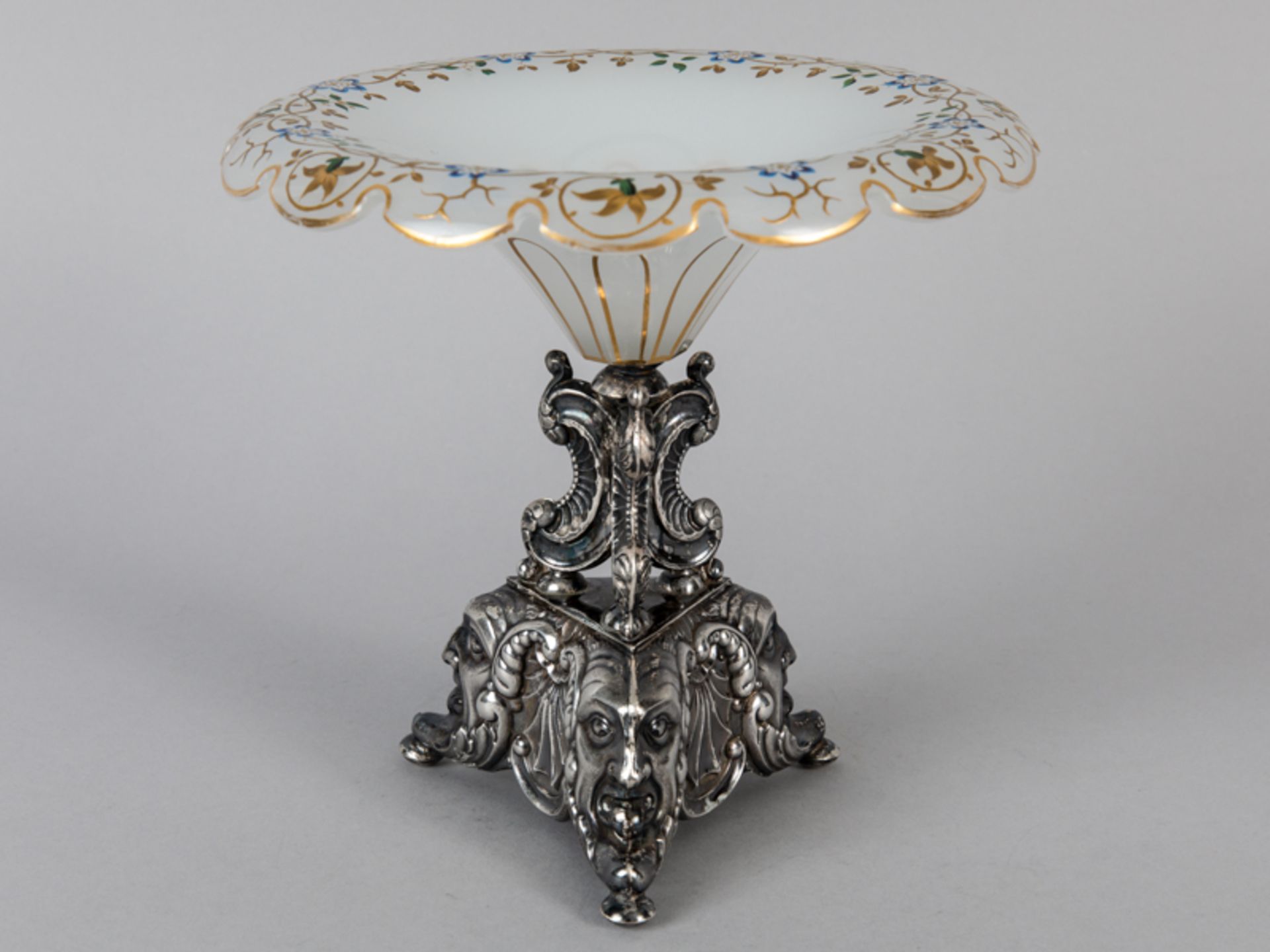 Spätbiedermeier-Tafelaufsatz; Böhmen; um 1860/70.Silber-Fuß und Opalinglas-Schalenaufsatz mit