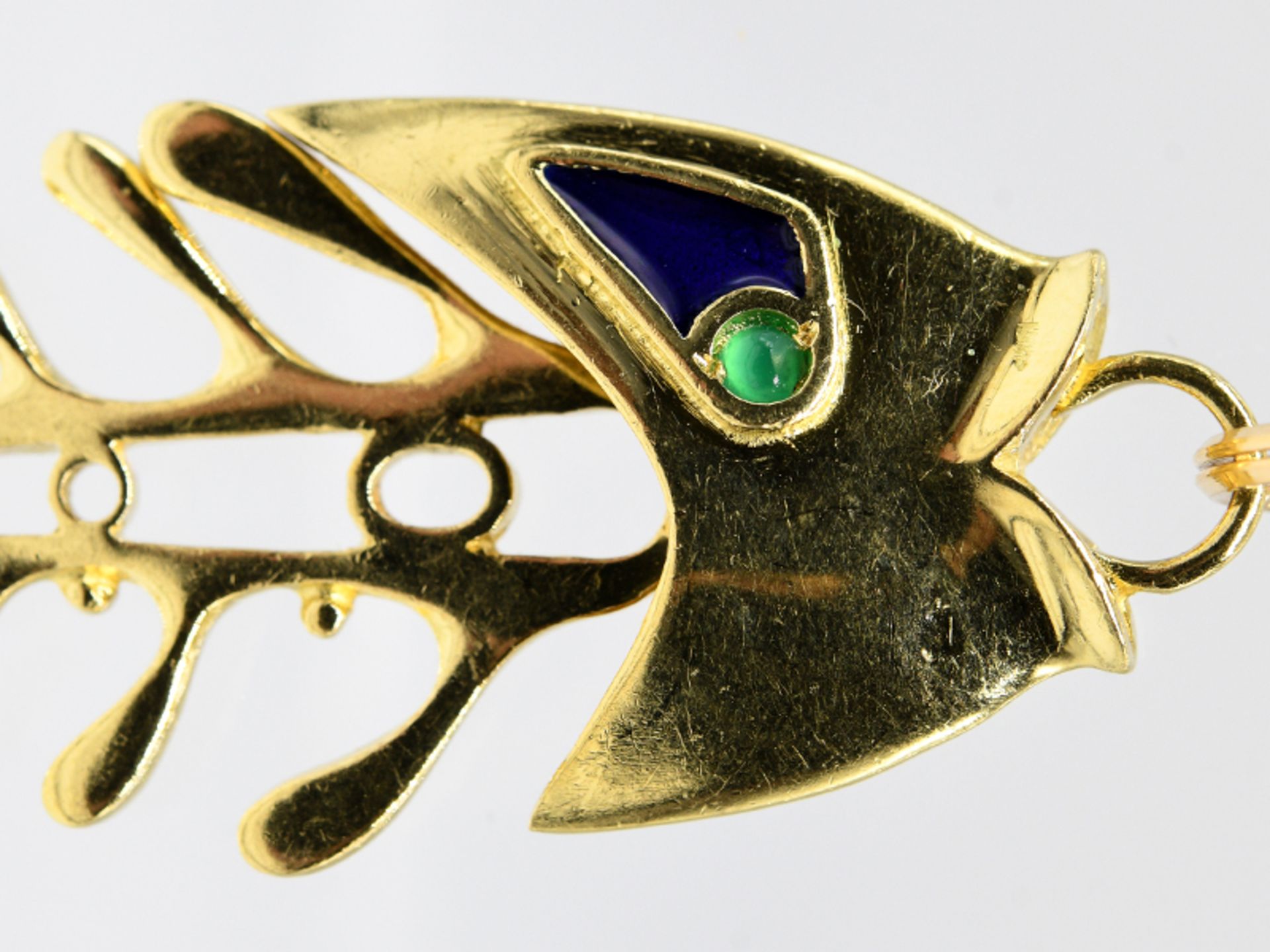 Anhänger "Fisch" mit Smaragd-Cabochons und Emaille; Italien; 90- er Jahre.750/- Gelbgold. - Image 2 of 3