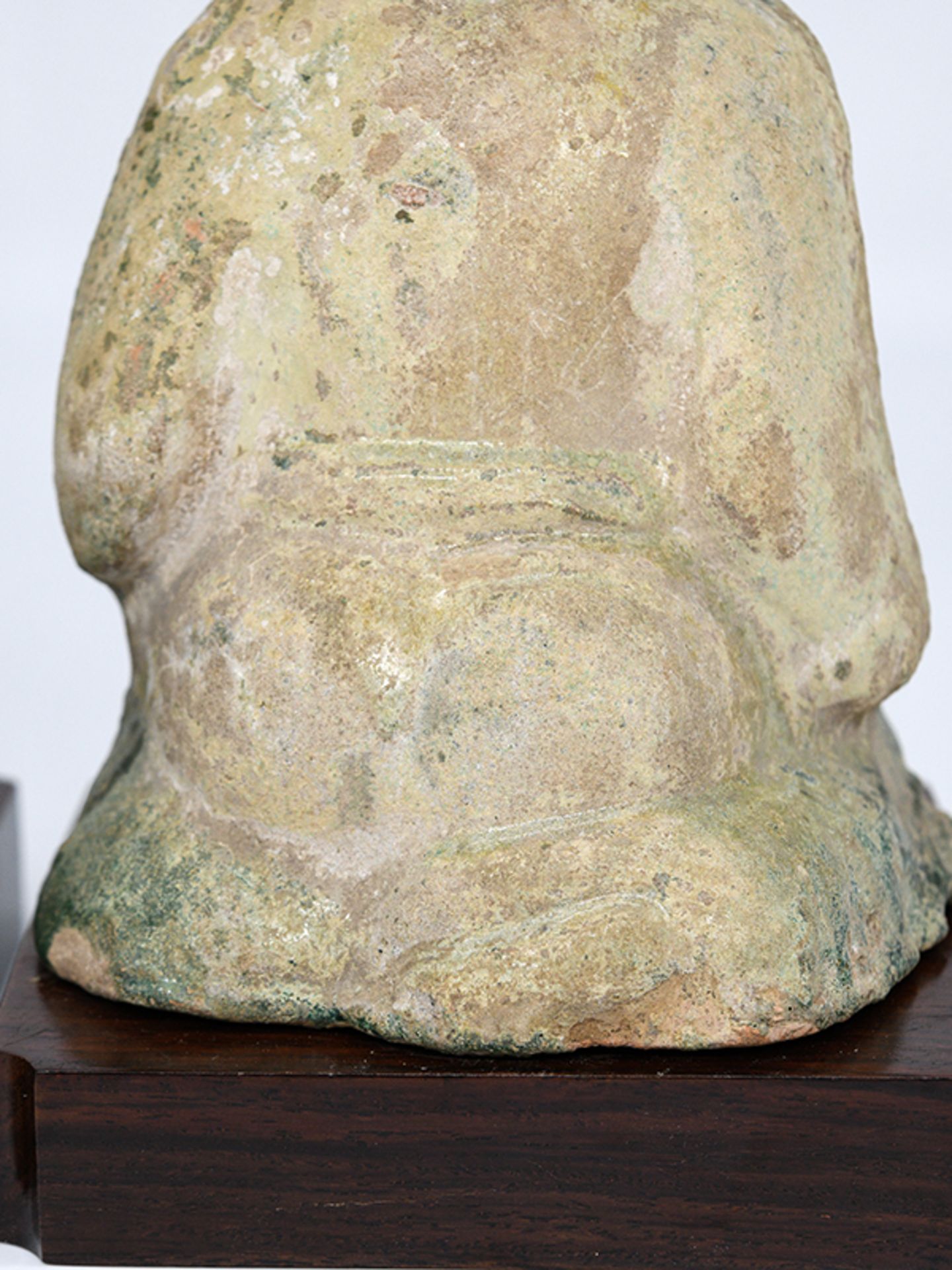 Paar figürliche Oellampen; China; wohl Han-Dynastie (206 v.Chr. - 220 n.Chr.).Terracotta/Steinzeug - Image 15 of 16