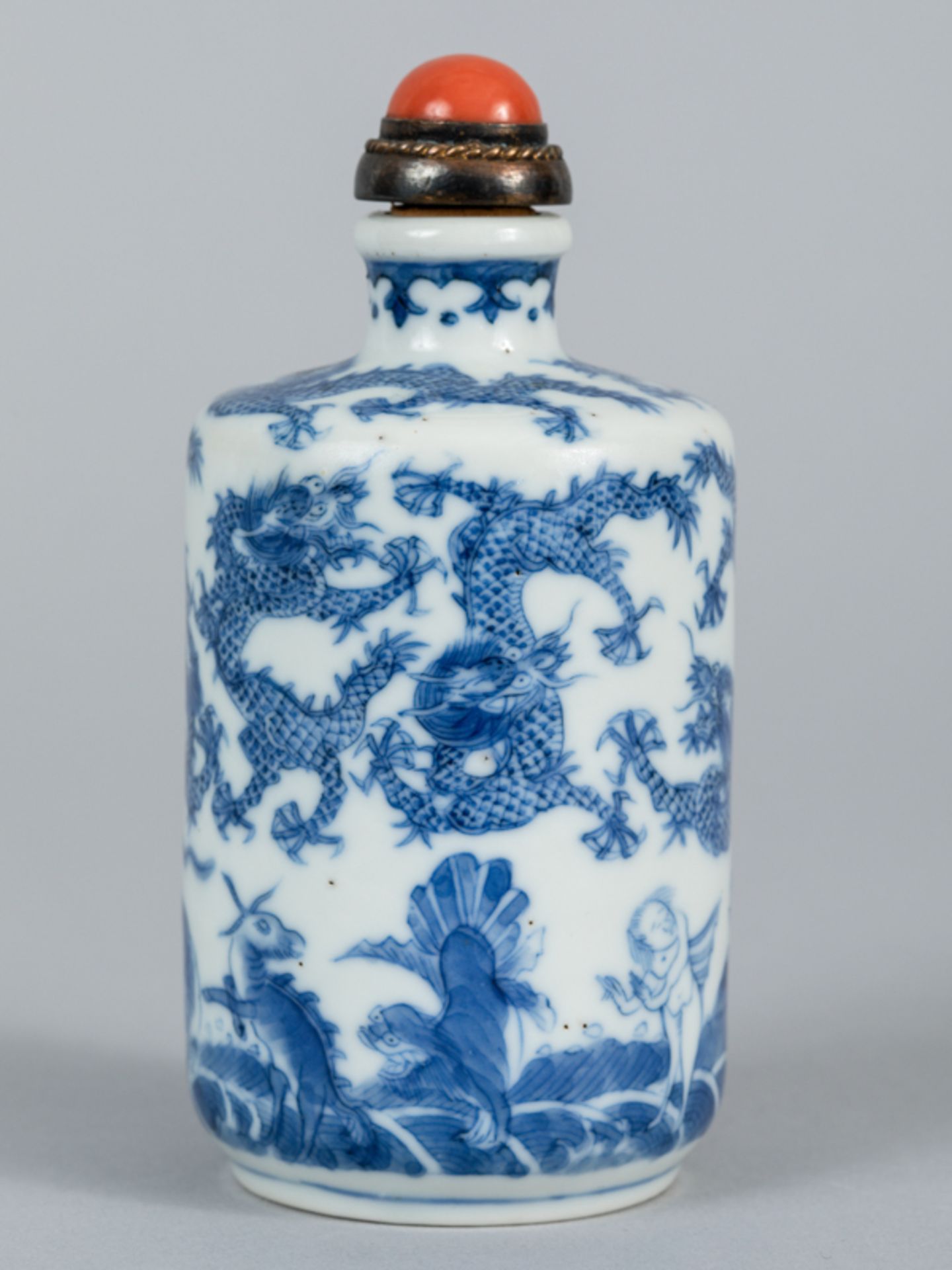Größere Snuffbottle (Tischflasche) mit Drachen- u. Tier-/Figuren-Dekor; Chien Lung-Periode; China