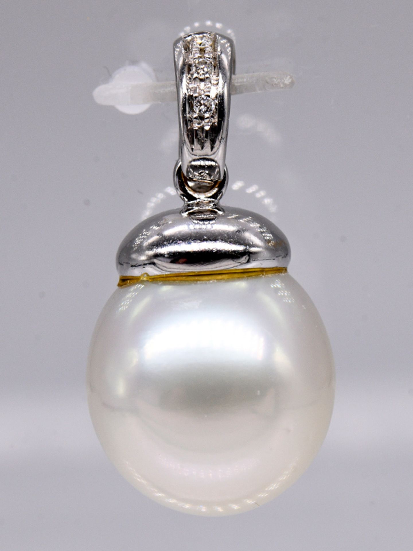 Anhänger mit Südseeperle ca. 31;07 ct und 3 kleinen Brillanten; zus. ca. 0;06 ct; 90- er Jahre.750/-