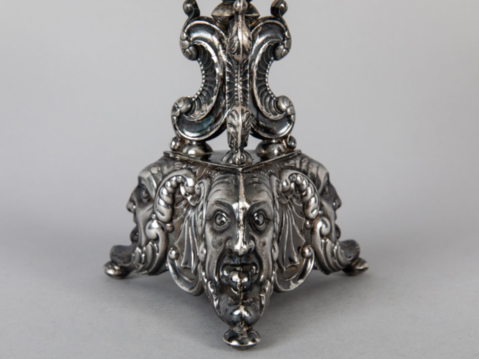 Spätbiedermeier-Tafelaufsatz; Böhmen; um 1860/70.Silber-Fuß und Opalinglas-Schalenaufsatz mit - Image 3 of 5