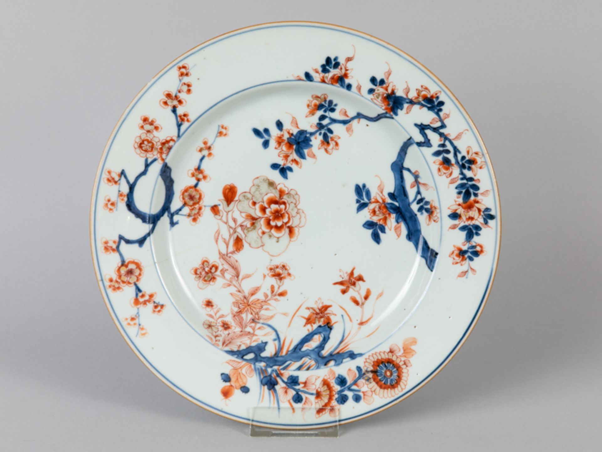 Imari-Teller; wohl China; 18. Jh.Porzellan mit unter Glasur blauer sowie goldstaffierter