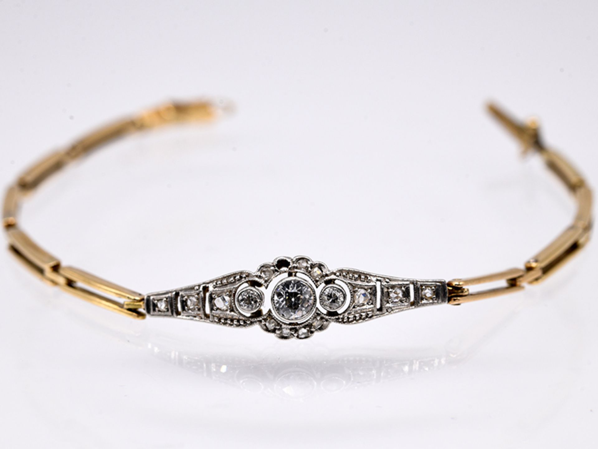 Armband mit kleinen Altschliff-Diamanten; zus. ca. 0;2 ct; Art Deco.585/- Gelb- und Weißgold. - Image 2 of 2