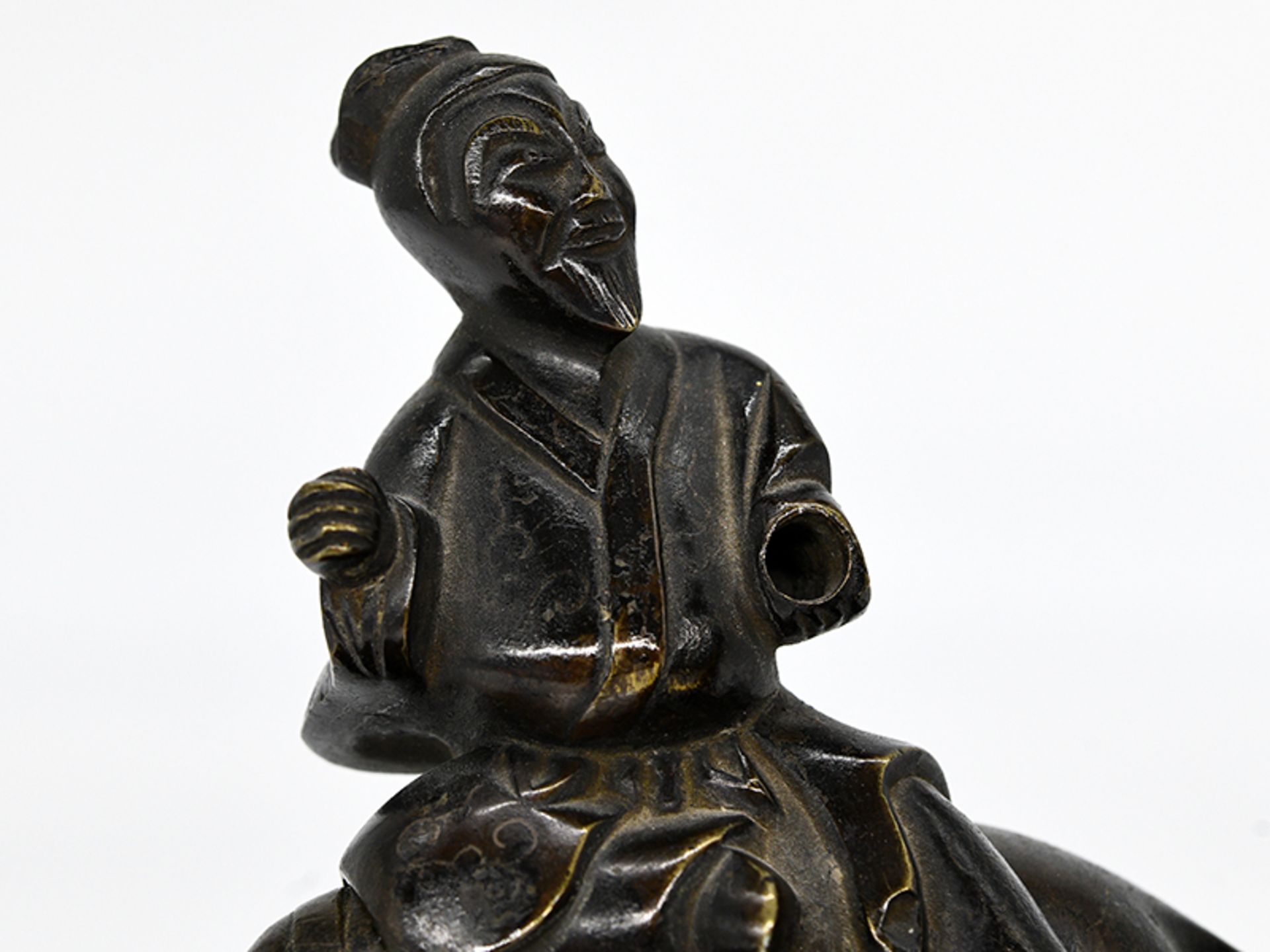 Paar Räuchergefäße als Wasserbüffelreiter-Plastiken ; China; 18./19. Jh.Bronze; jeweils 2-teilige - Image 7 of 11