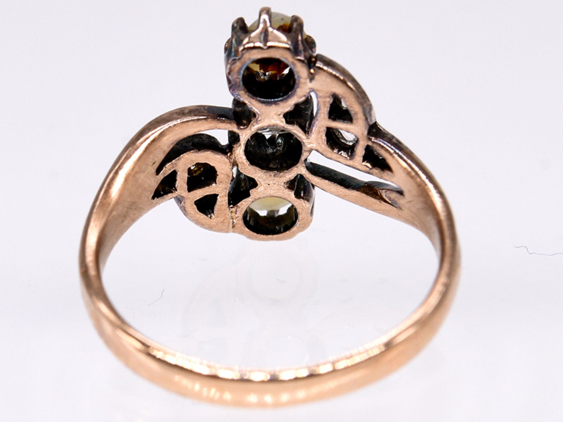 Jugendstil-Ring mit 2 Orient-Halbperlen und 7 Diamantrosen; zus. ca. 0;1 ct; um 1900.585/- - Image 5 of 5