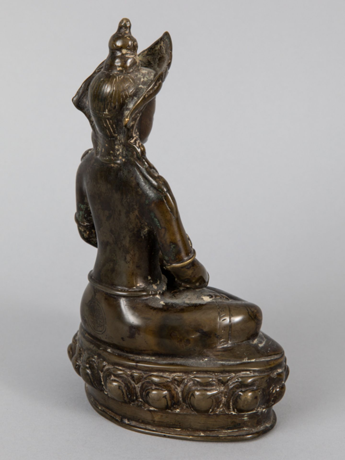 Kleine Plastik des Buddha Dhyana; wohl Tibetochinesisch; 19./20. Jh.Bronze; patiniert; auf - Image 2 of 10