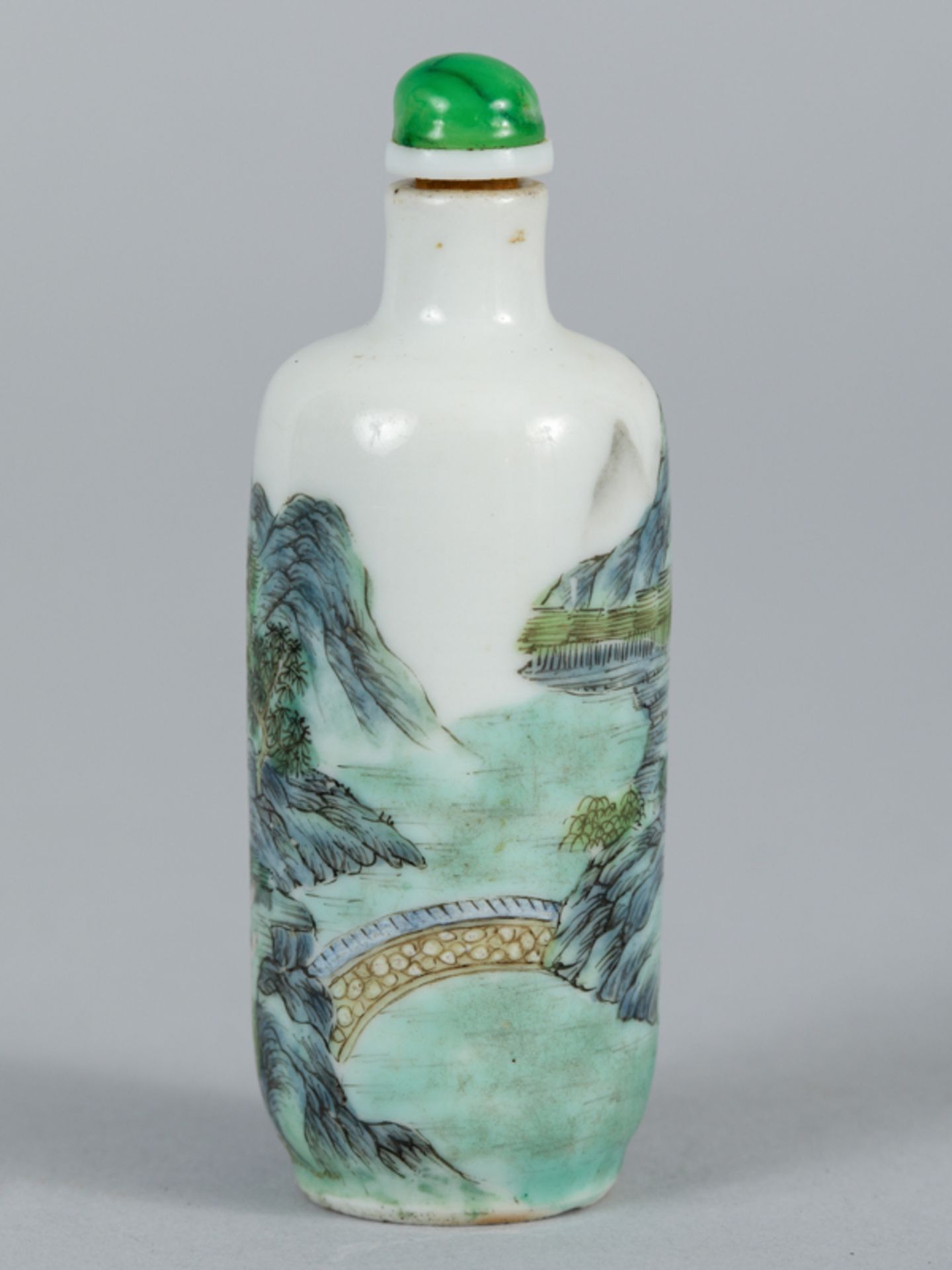 Snuffbottle mit "famille verte"-Dekor; China 19. Jh.Porzellan mit grün-blau-tonig variierter - Image 2 of 8