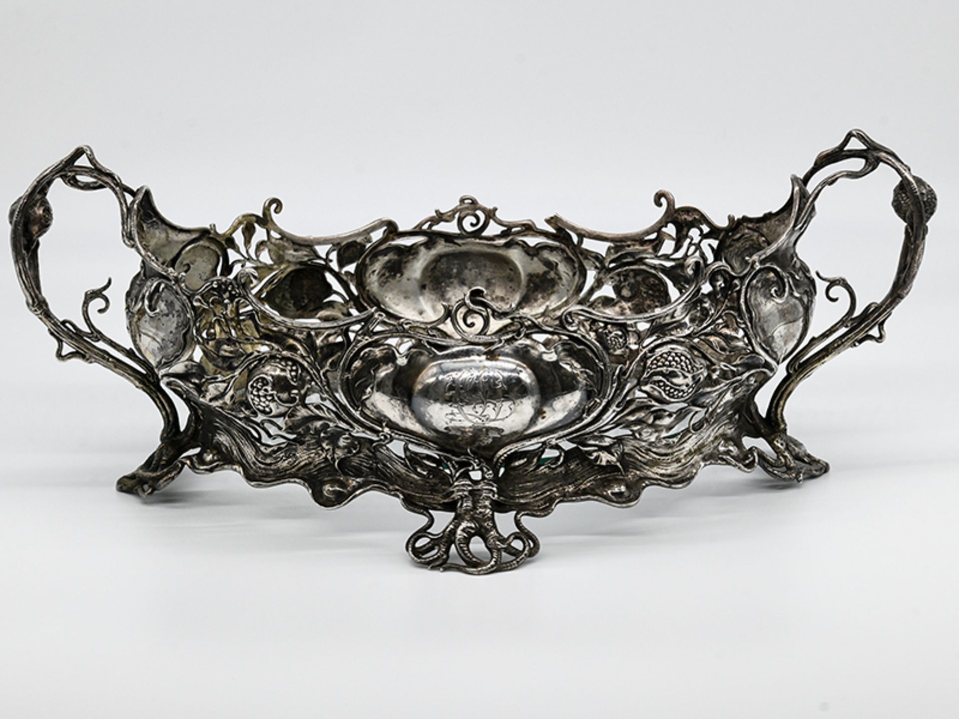 Große Jugendstil-Jardinière; um 1900.Versilbert; ovales Metallgestell in floral-reliefierter und