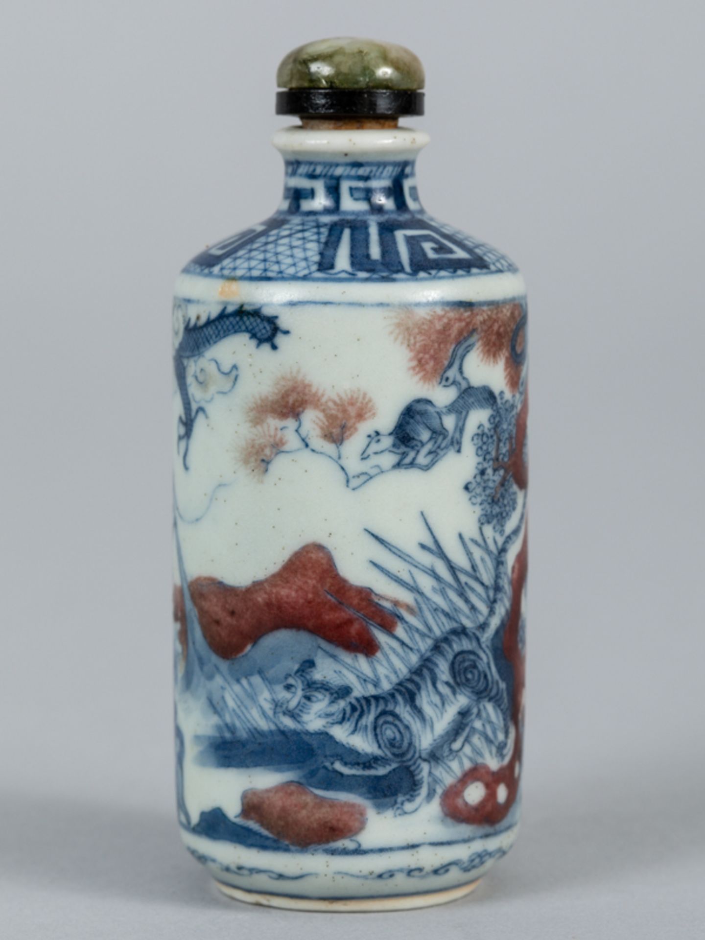 Snuffbottle mit blau-kupferrotem Tier-Dekor; China Mitte 19. Jh.Porzellan mit unter Glasur- - Image 8 of 9