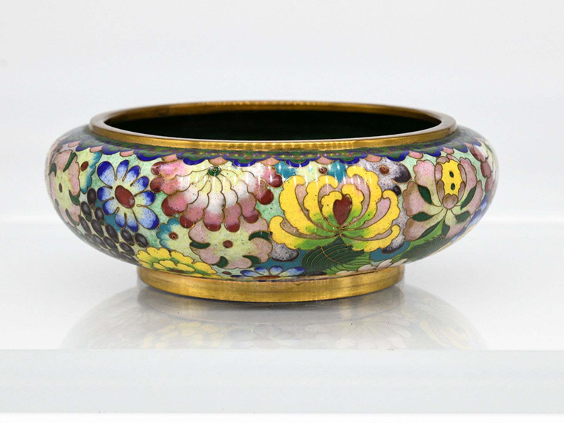 Cloisonné-Schale; China; 19./20. Jh.Kupfer/Messing mit polychromem Floral- und Blattdekor sowie