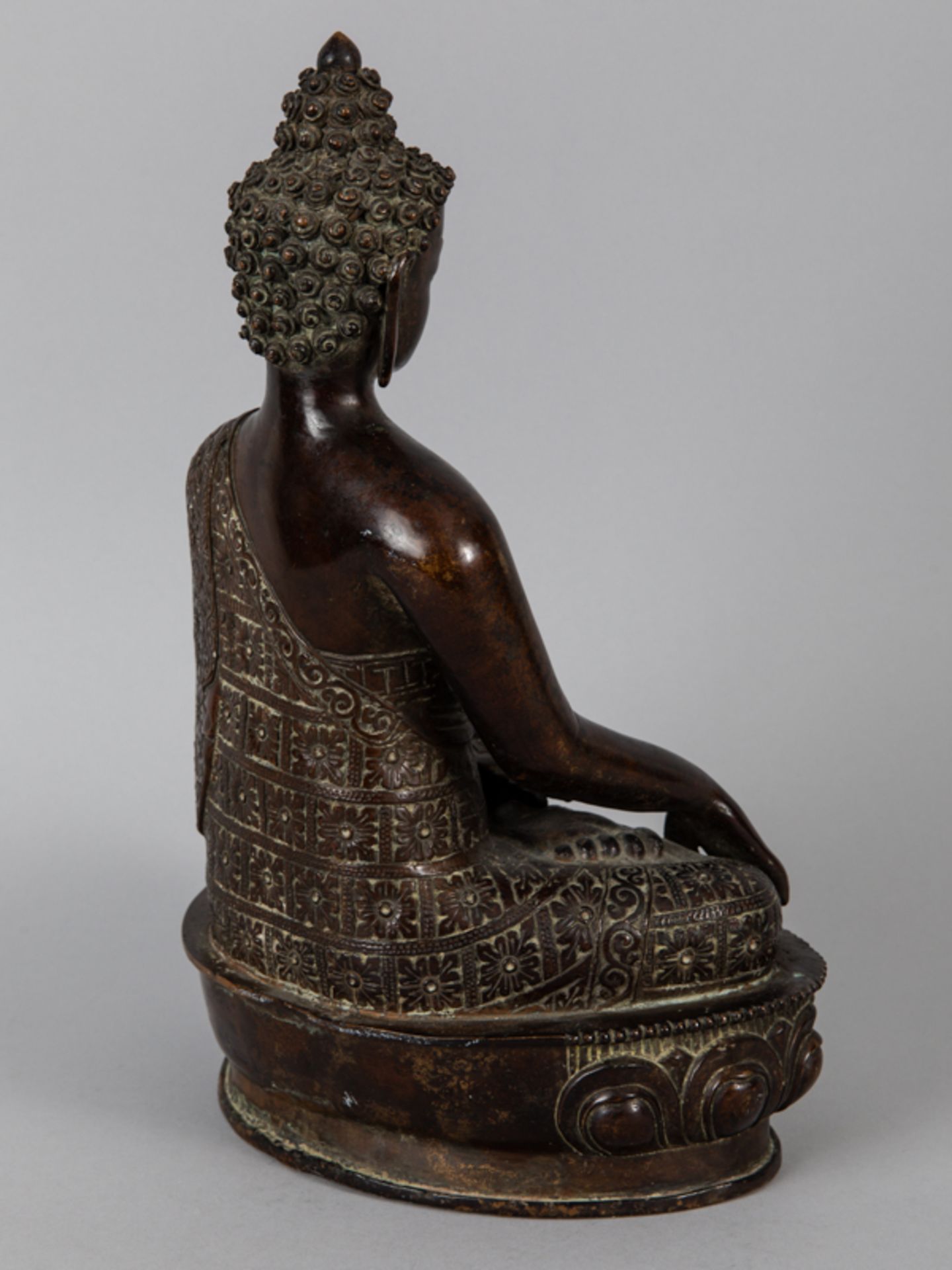 Buddha Shakyamuni; wohl Nepal; 19. Jh.Bronze; braungoldfarbig patiniert; mit verschlossener - Image 6 of 8