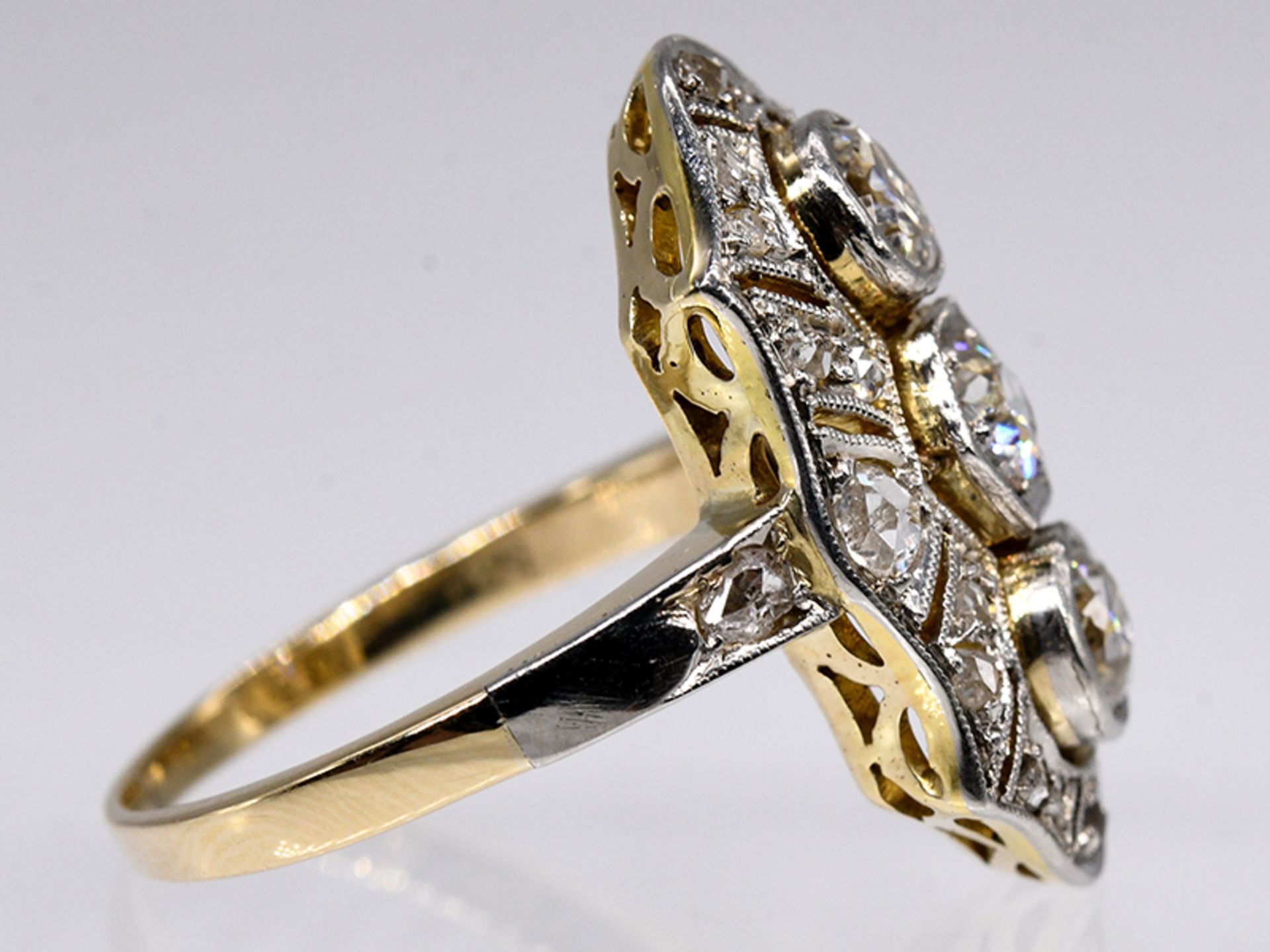 Art Deco Ring mit Altschliff-Diamanten und Diamantrosen, zus. ca. 0,7 ct, um 1920-1930. br585/- - Image 3 of 4