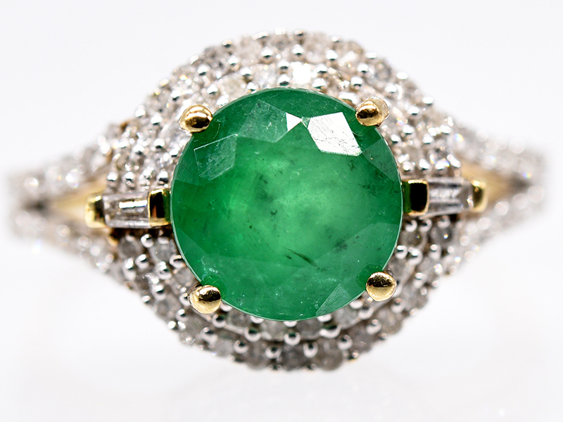 Ring mit Smaragd ca. 1,5 ct und Achtkant-Diamanten, zus. ca. 0,40 ct, 80- er Jahre. br9 kt Gelbgold.