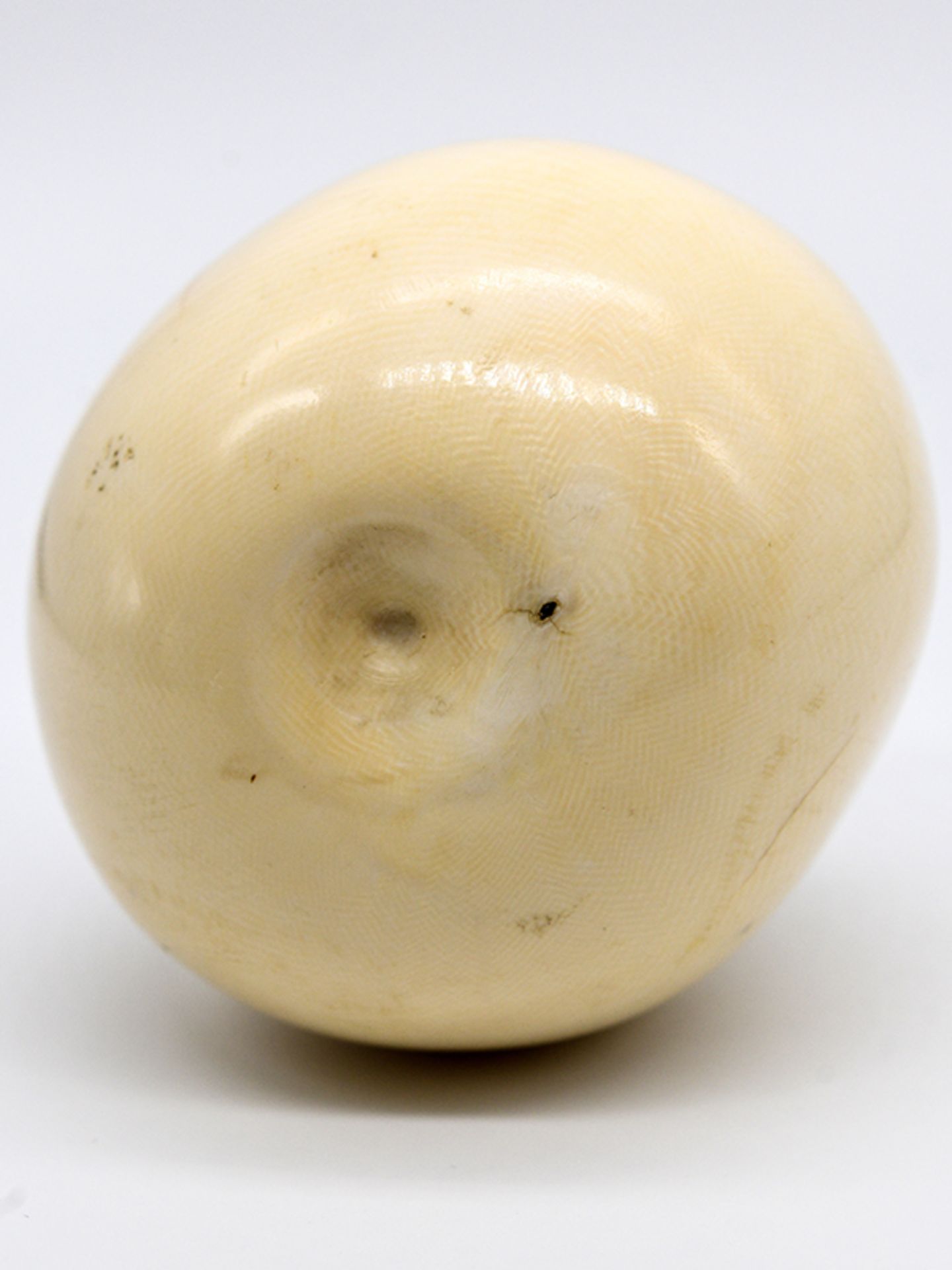 Okimono in Form eines Apfels, Japan, Meiji-Periode (frÃ¼hes 20. Jh.). brElfenbein mit dunkel - Image 2 of 2