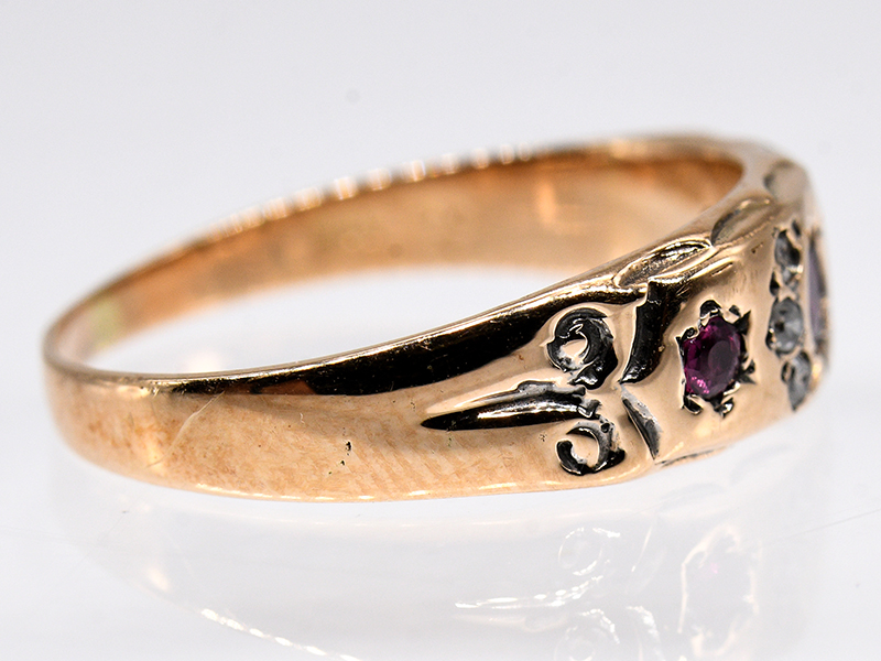 Ring mit 3 Rubinen zus. ca. 0,25 ct und 6 kleine Altschliff-Diamanten, zus. ca. 0,04, um 1900. - Image 3 of 5