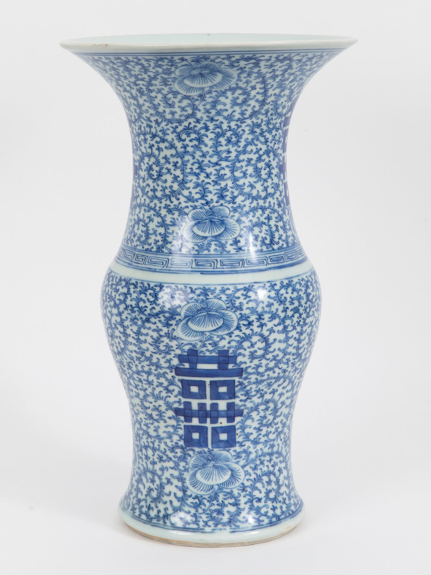 Balustervase mit GlÃ¼ckssymbolik, China, Qing-Dynastie, 18./19. Jh. brPorzellan mit unter Glasur - Image 5 of 5