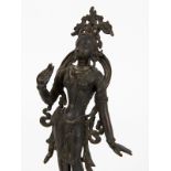 Kleine Standfigur einer Bodhisattva (Tara), Nepal oder Tibet, wohl 18. Jh. brBronze mit dunkler