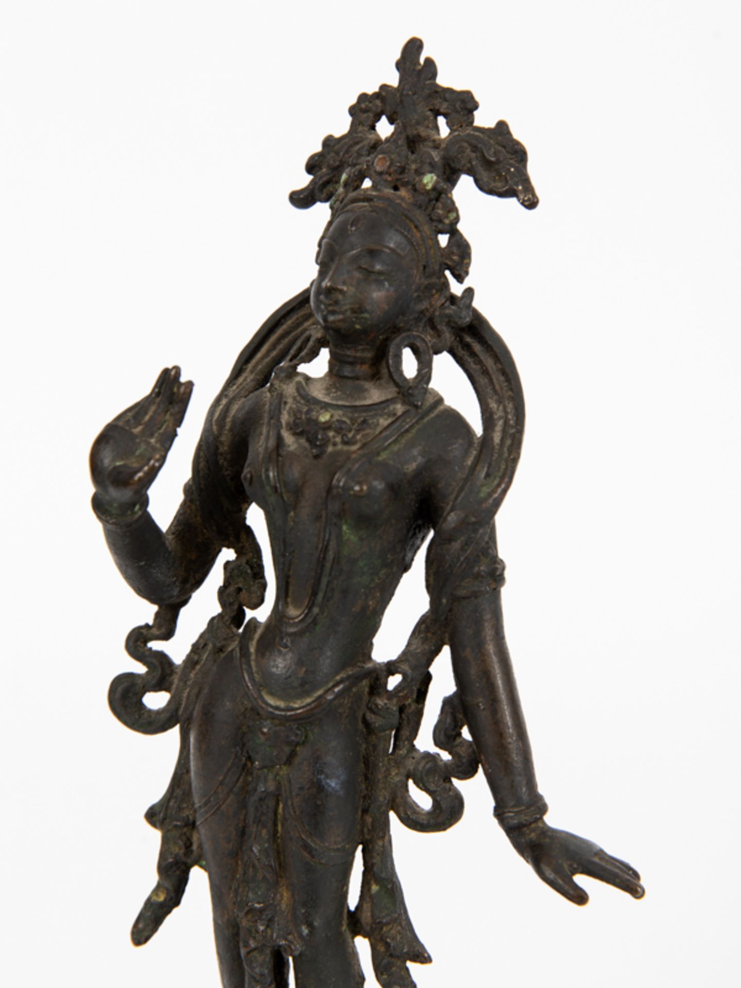 Kleine Standfigur einer Bodhisattva (Tara), Nepal oder Tibet, wohl 18. Jh. brBronze mit dunkler