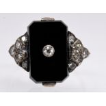 Art Deco Ring mit Onyx und 11 Altschliff-Diamanten, zus. ca. 0,15 ct, um 1925. br585/- RosÃ©gold und