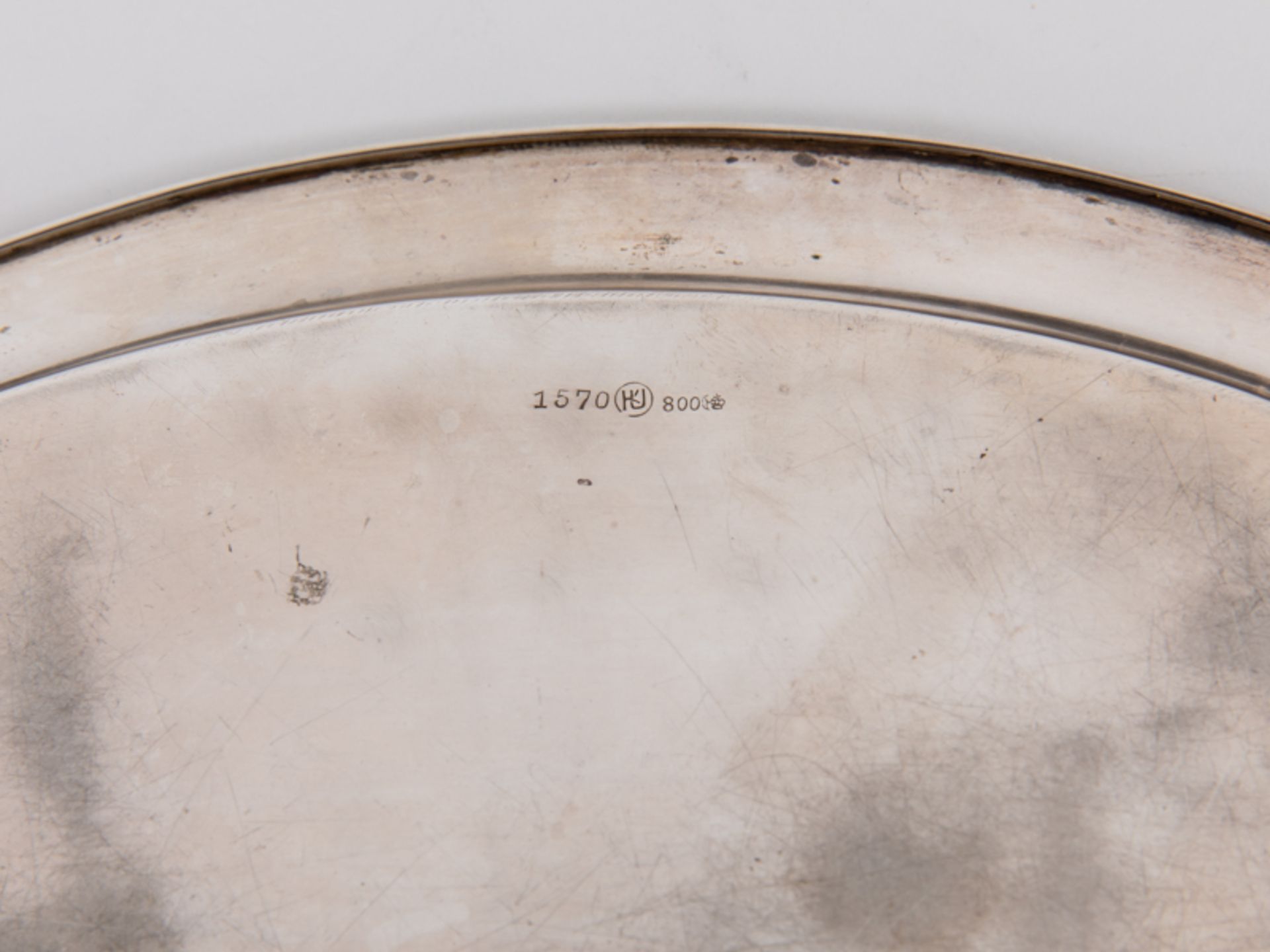 Kleines Tablett, deutsch, 20. Jh. br800/-Silber, ca. 250 g; Ovalform mit gerundet ansteigender - Bild 3 aus 4