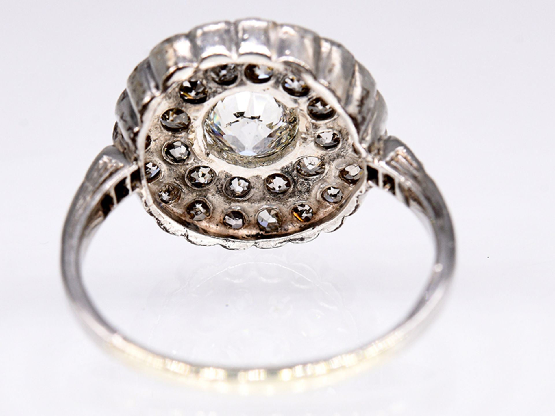 Antiker Ring mit Altschliff-Diamanten, zus. ca. 1,4 ct, um 1860/1880. br585/- WeiÃŸgold. - Image 5 of 5