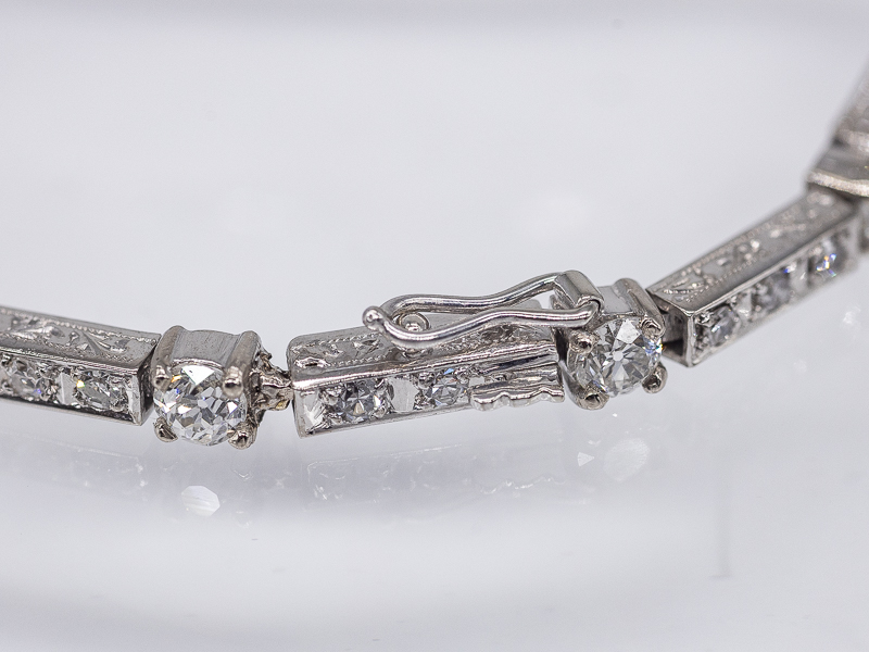 Art Deco Armband mit 47 Diamanten, zus. ca. 3,5 ct, Deutsch um 1925-1930. br585/- WeiÃŸgold. - Image 2 of 5