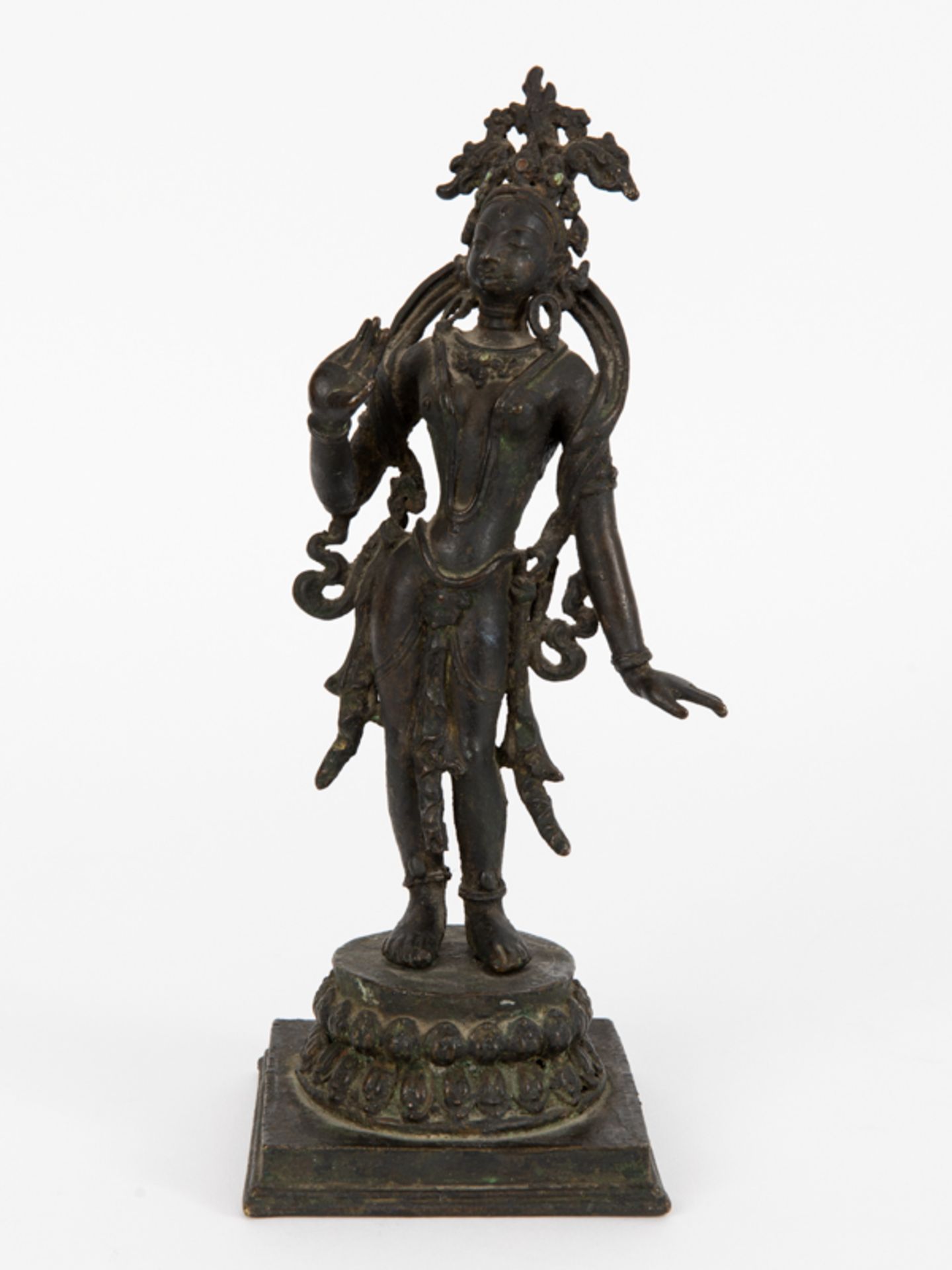 Kleine Standfigur einer Bodhisattva (Tara), Nepal oder Tibet, wohl 18. Jh. brBronze mit dunkler - Image 6 of 9