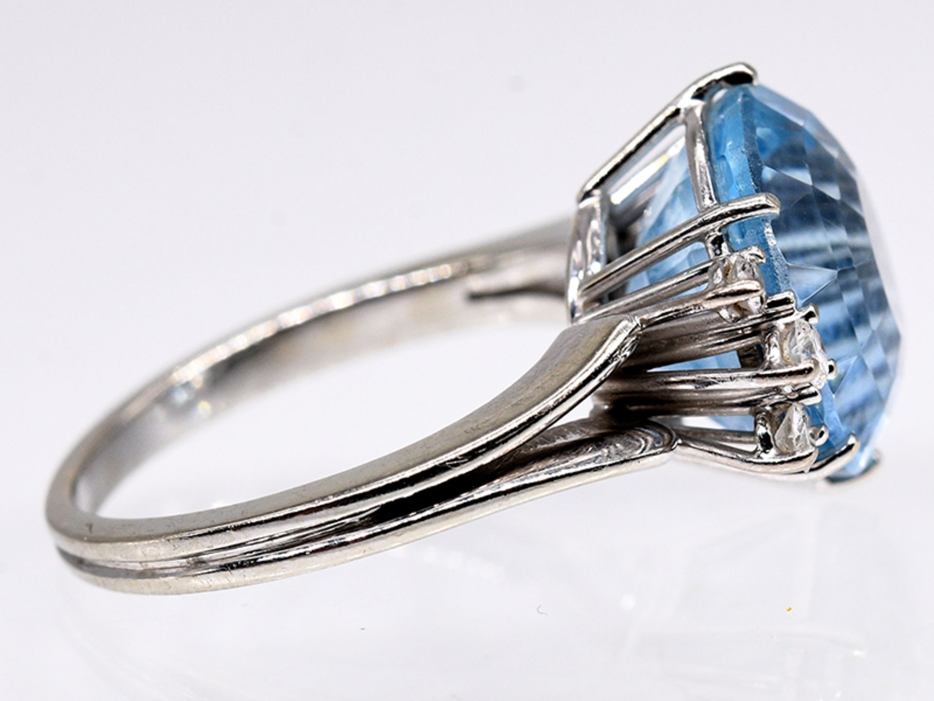 Ring mit wohl Aquamarin ca. 3 ct und 6 Brillanten, zus. ca.0,10 ct, 90- er Jahre. br750/- WeiÃŸgold. - Image 3 of 5