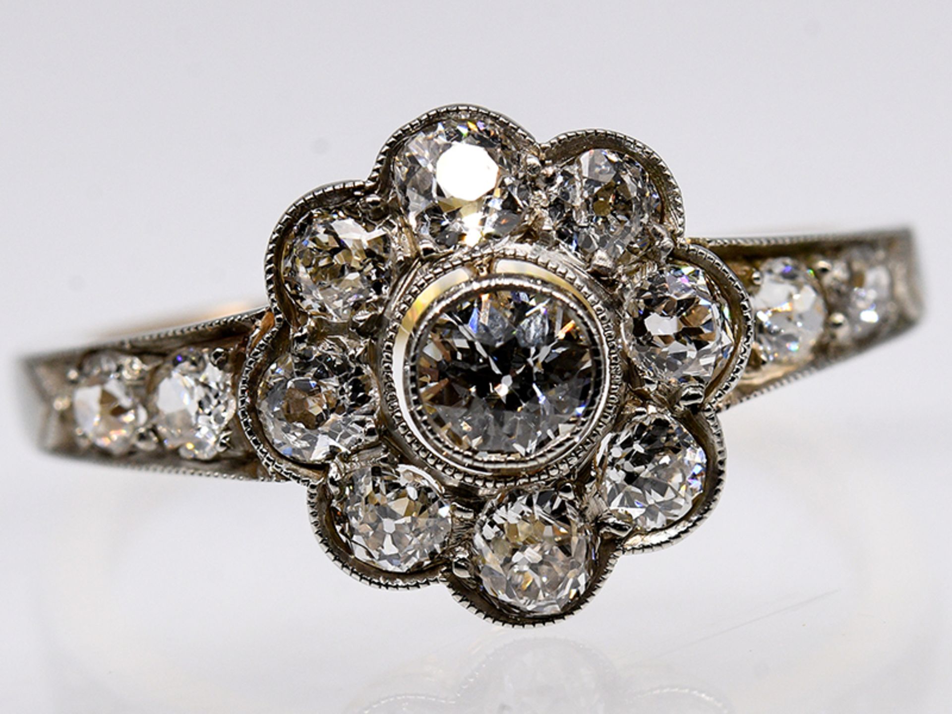 Art Deco-Ring mit 13 Altschliff-Diamanten, zus. ca. 1,1 ct, um 1925-1930 br585/- Gelb- und