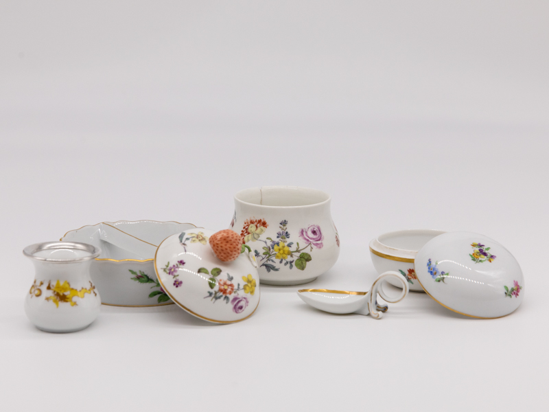 5-tlg. Porzellankonvolut mit verschiedenen Dekoren, Meissen, um 1750 bis 1934. brWeiÃŸporzellan - Image 2 of 6