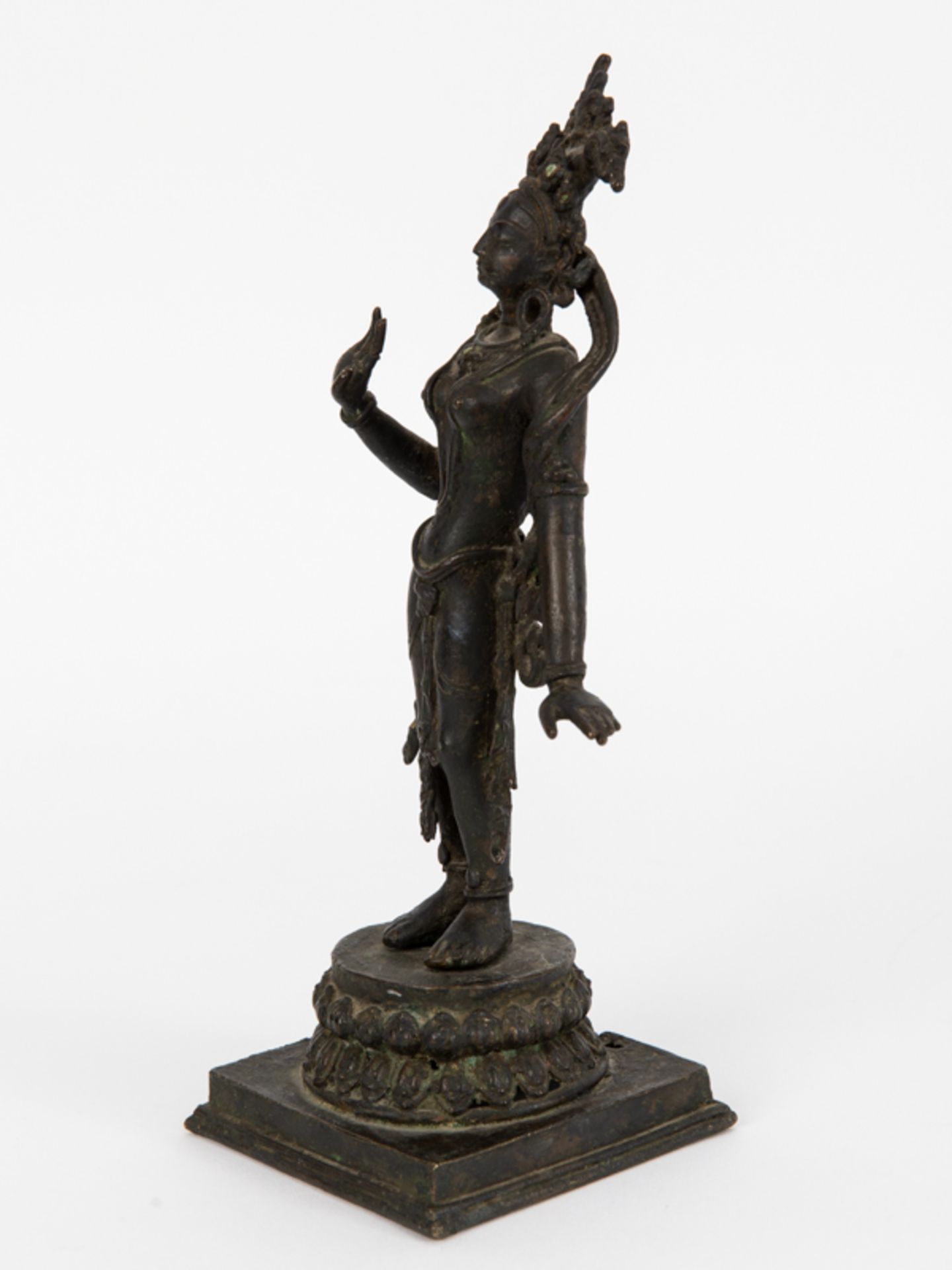 Kleine Standfigur einer Bodhisattva (Tara), Nepal oder Tibet, wohl 18. Jh. brBronze mit dunkler - Image 5 of 9