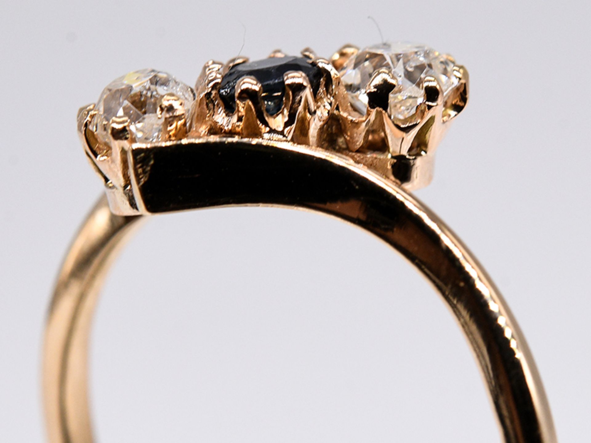 Jugendstil-Ring mit Saphir und 2 Altschliff-Diamanten, zus. ca. 0,35 ct, um 1900. br585/- - Image 3 of 5