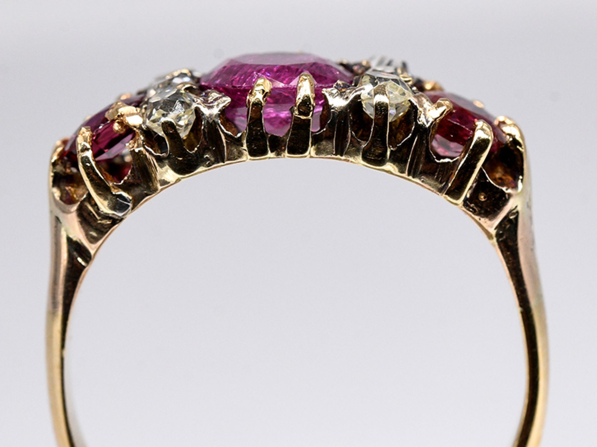 Antiker Ring mit 3 Rubinen, zus. ca. 2 ct und 6 Altschliff-Diamanten, zus. ca. 0,4 ct, 1860/1880. - Image 3 of 4