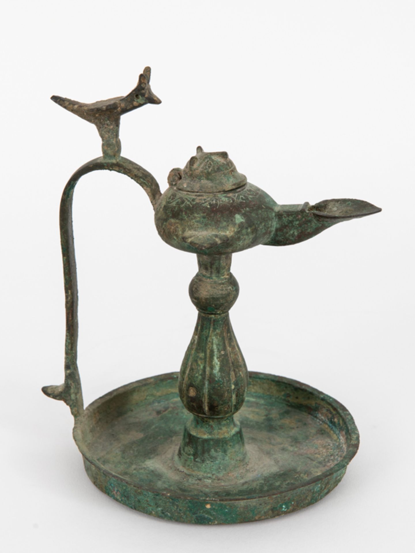 Antike Ã–llampe, wohl Asien. brBronze mit grÃ¼nlicher Patina; runder Tellersockel mit seitlichem - Image 2 of 7