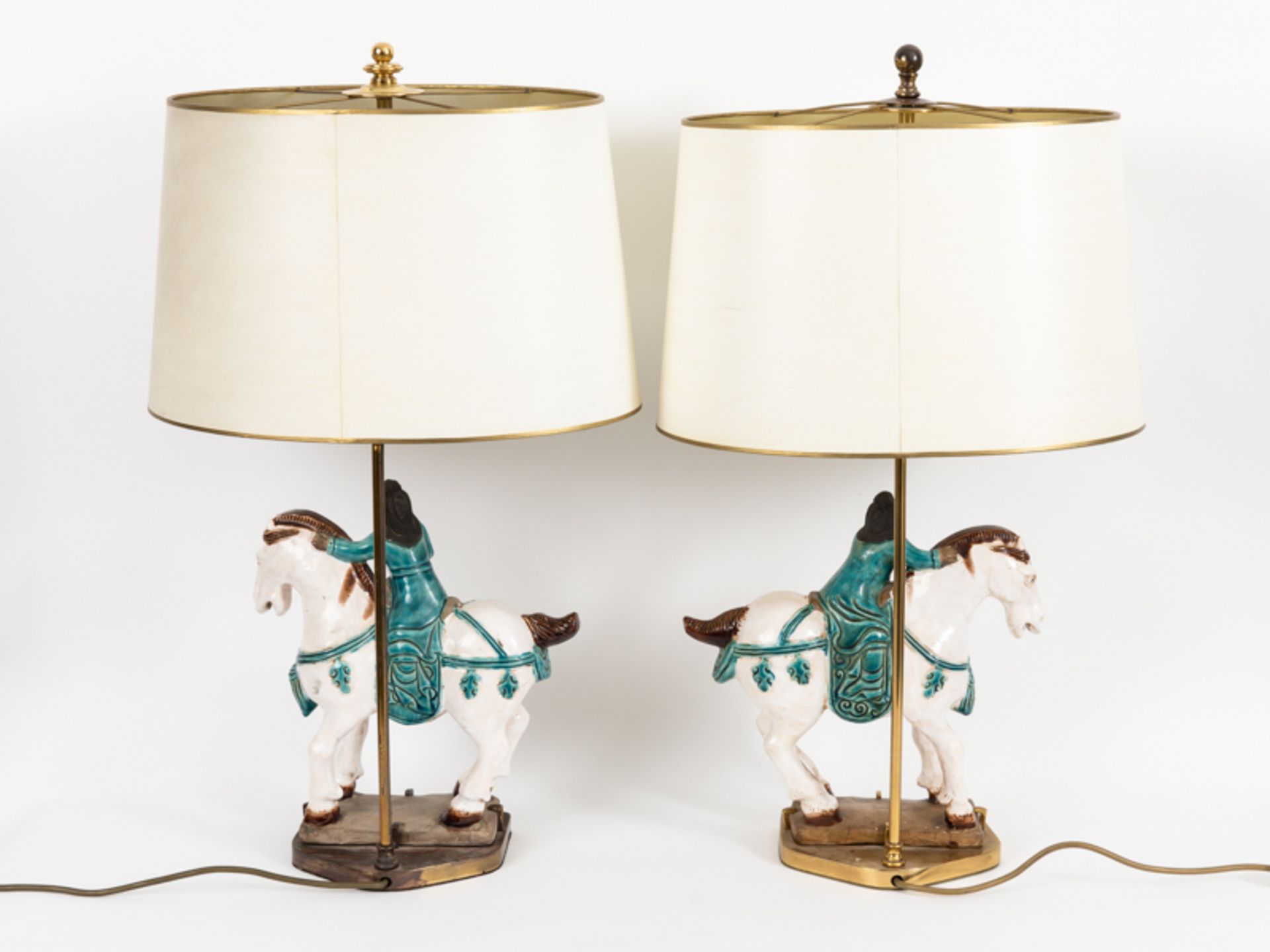 Paar figÃ¼rlich-chinoise Tischlampen, 2. HÃ¤lfte 20. Jh. brTerrakotta bzw. Steingut, teils - Image 5 of 5