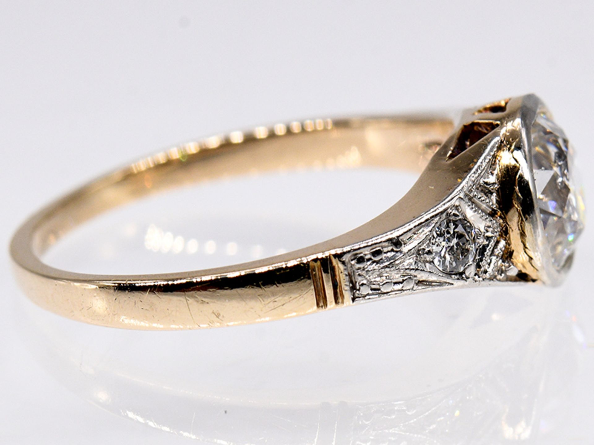 Antiker Ring mit Altschliff-Diamant ca.1 ct., um 1900. br585/- Gelb- und WeiÃŸgold. Gesamtgewicht - Image 3 of 5